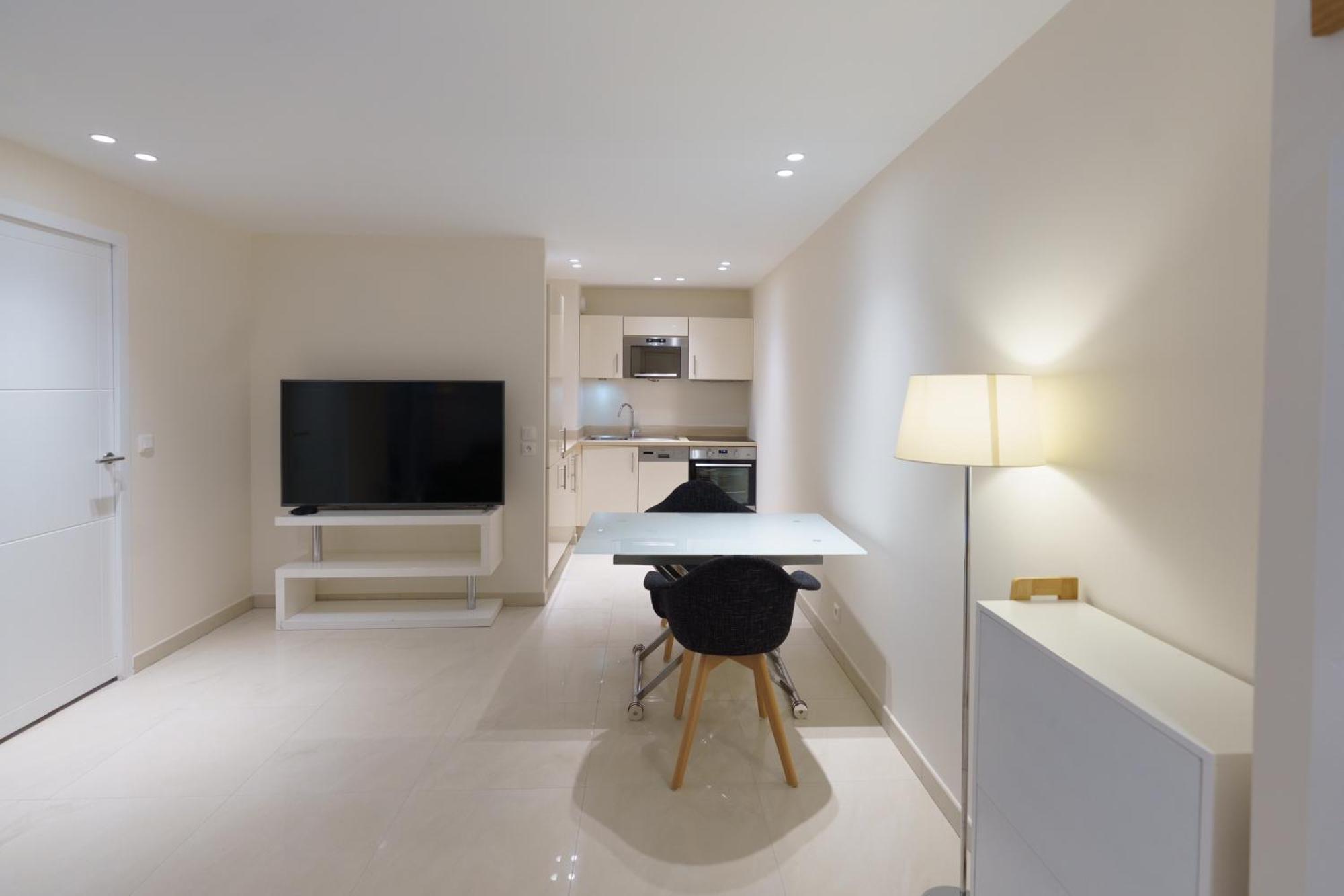Cannes: Superbe De Type T2 Pour 4 Pers *