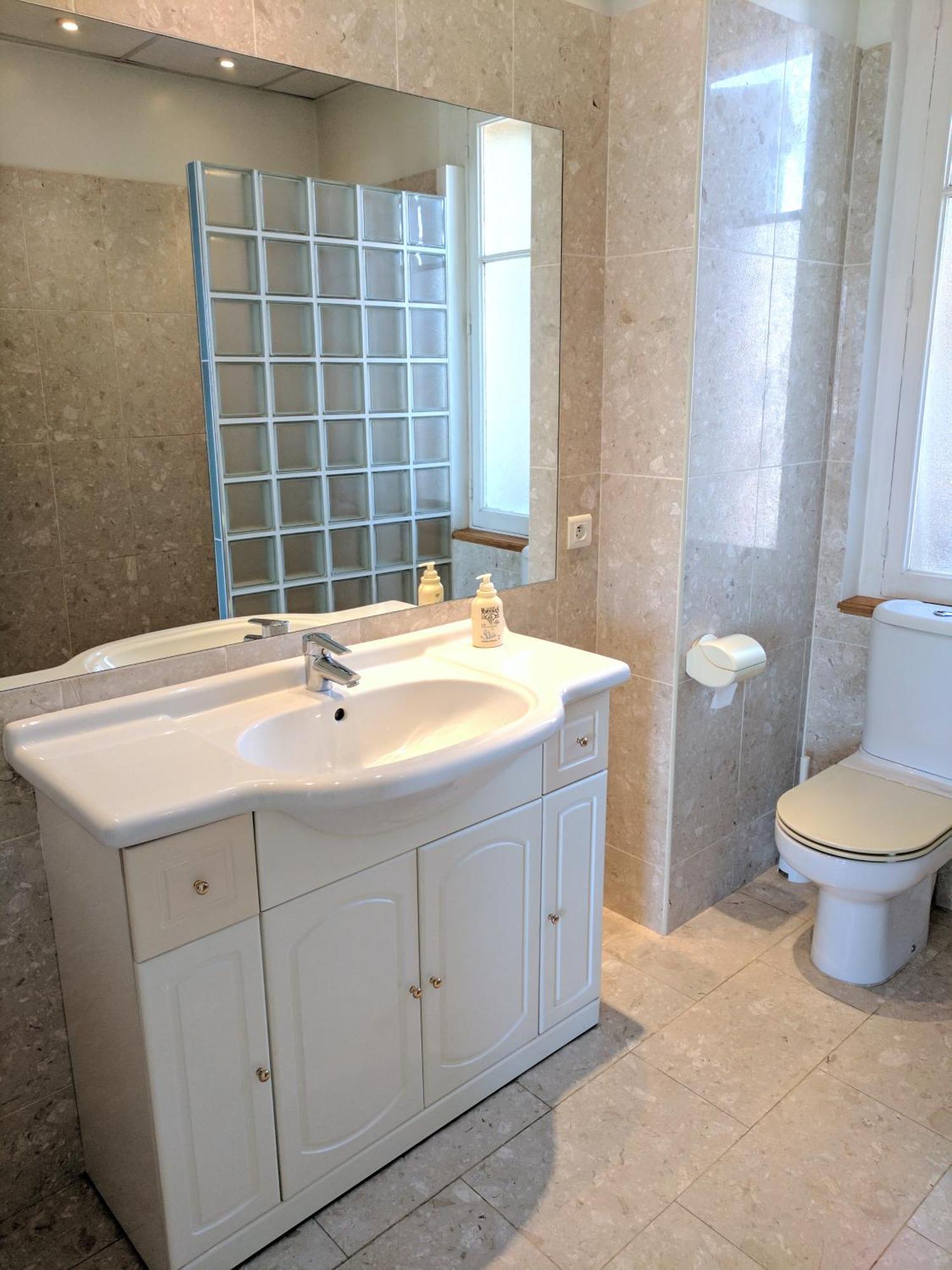 Citilet Louis Blanc 1,2,3 - Three Gorgeous, Open-plan Apartment *