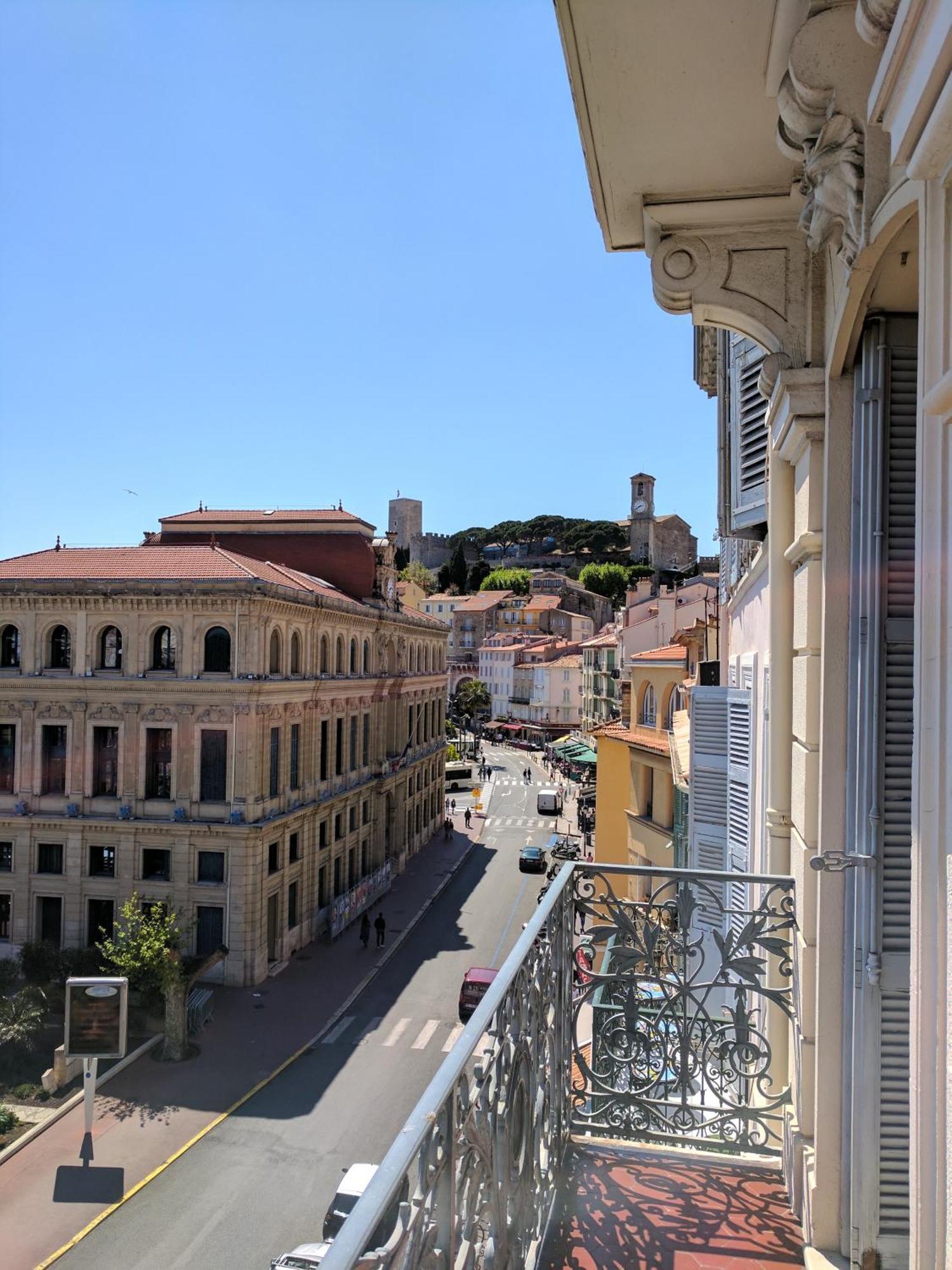 Citilet Louis Blanc 1,2,3 - Three Gorgeous, Open-plan Apartment *