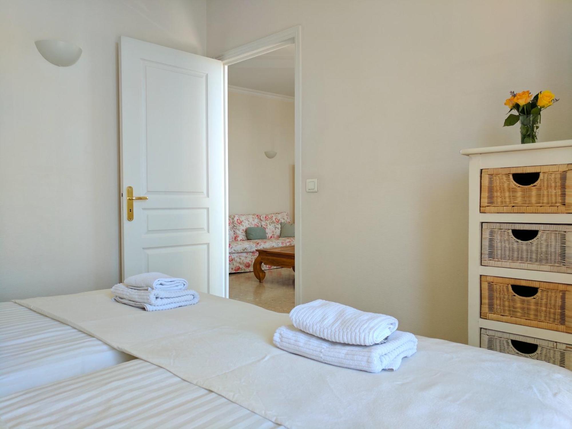 Citilet Louis Blanc 1,2,3 - Three Gorgeous, Open-plan Apartment