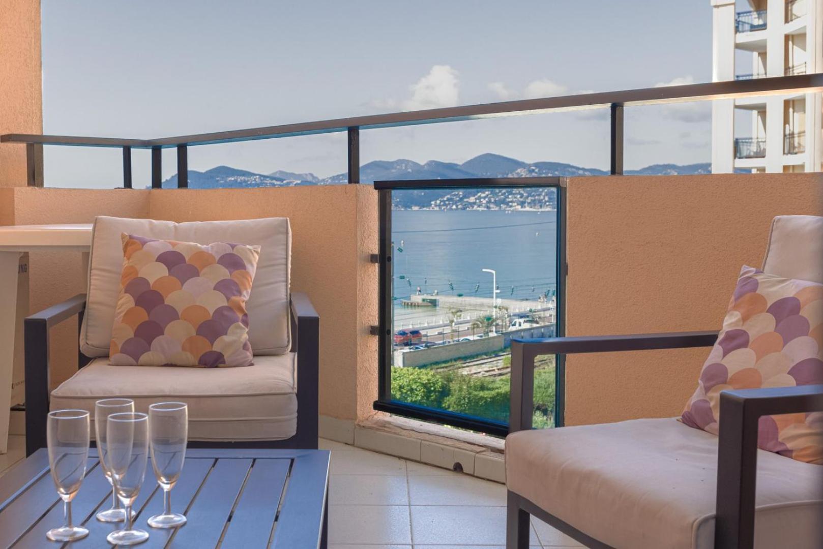 Serene Azure Apt With Riveria View Appartement