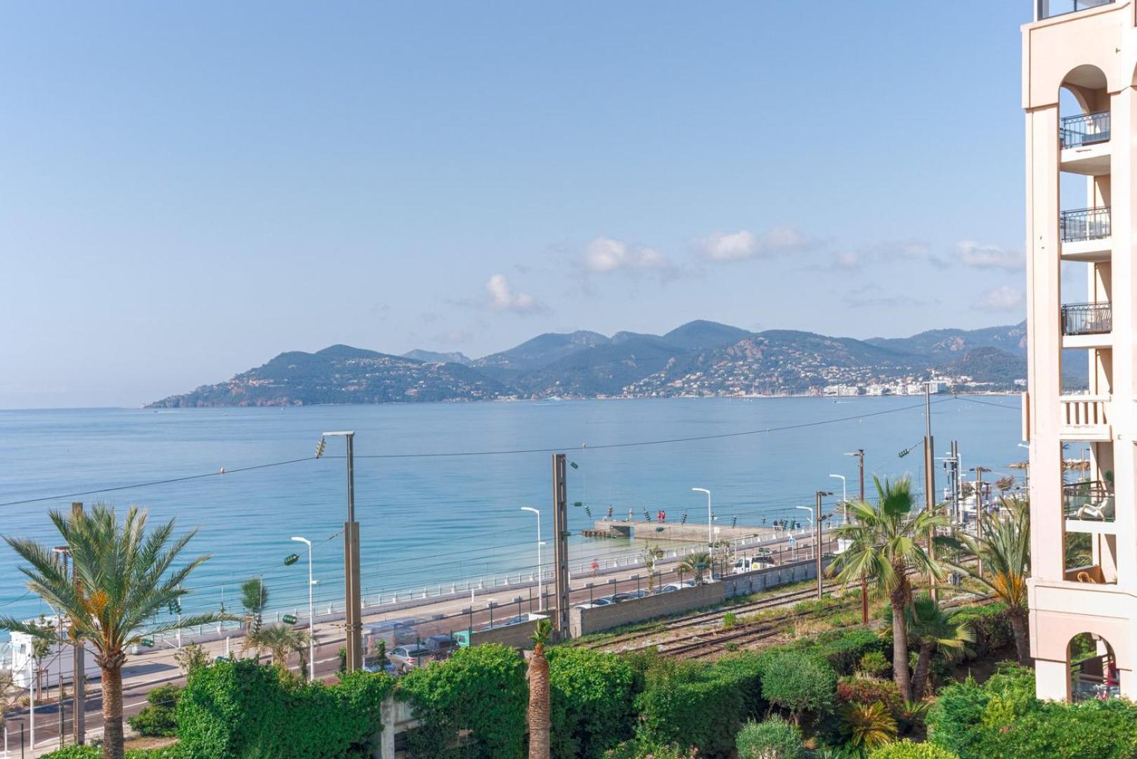 Serene Azure Apt With Riveria View Appartement *