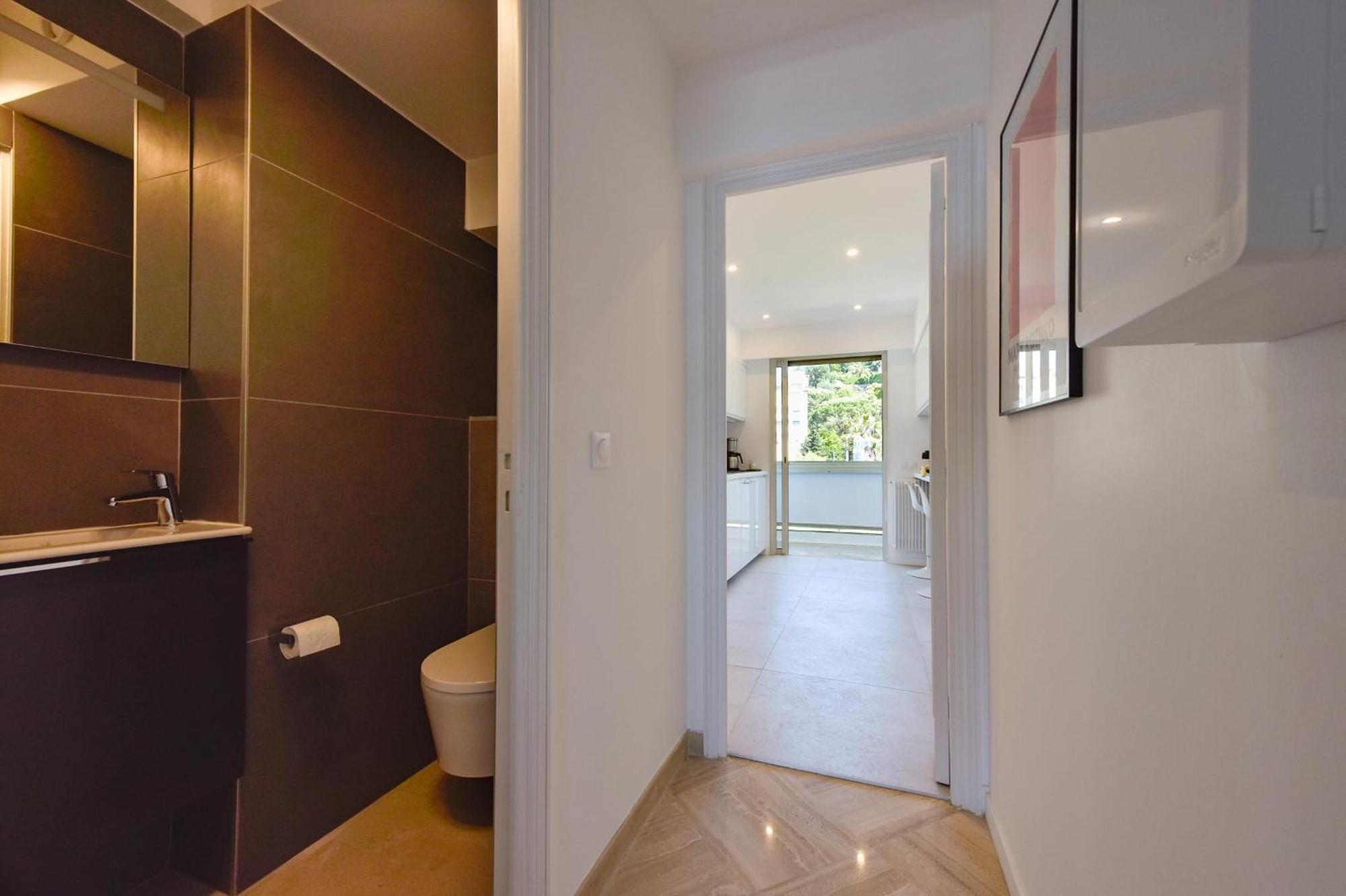 2-br Sea View Private Parking Walk To Beaches Apartment