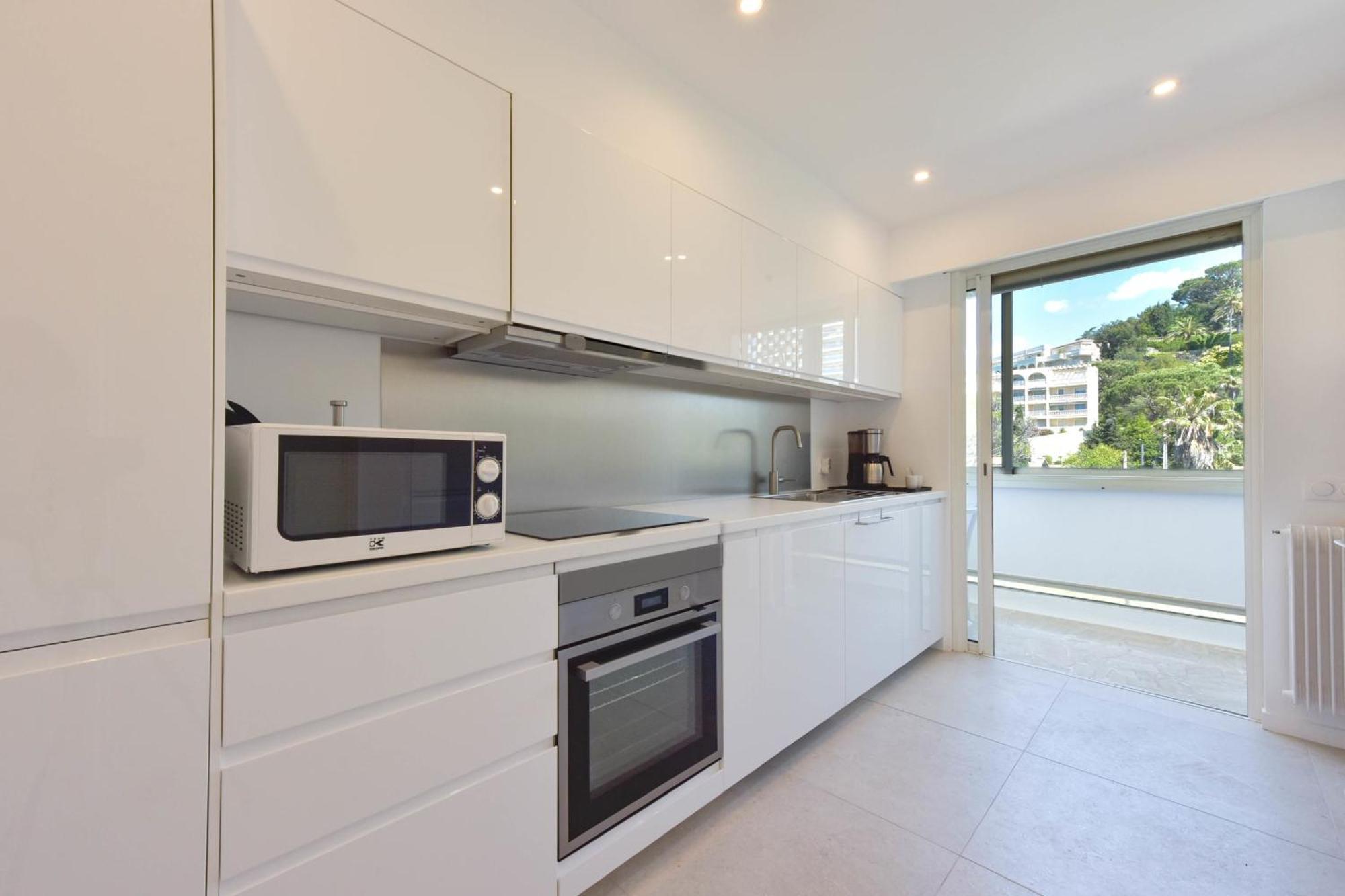2-br Sea View Private Parking Walk To Beaches Apartment *