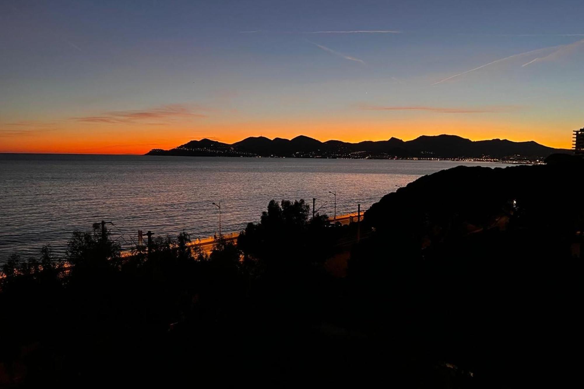 Apartment 2-br Sea View Private Parking Walk To Beaches *