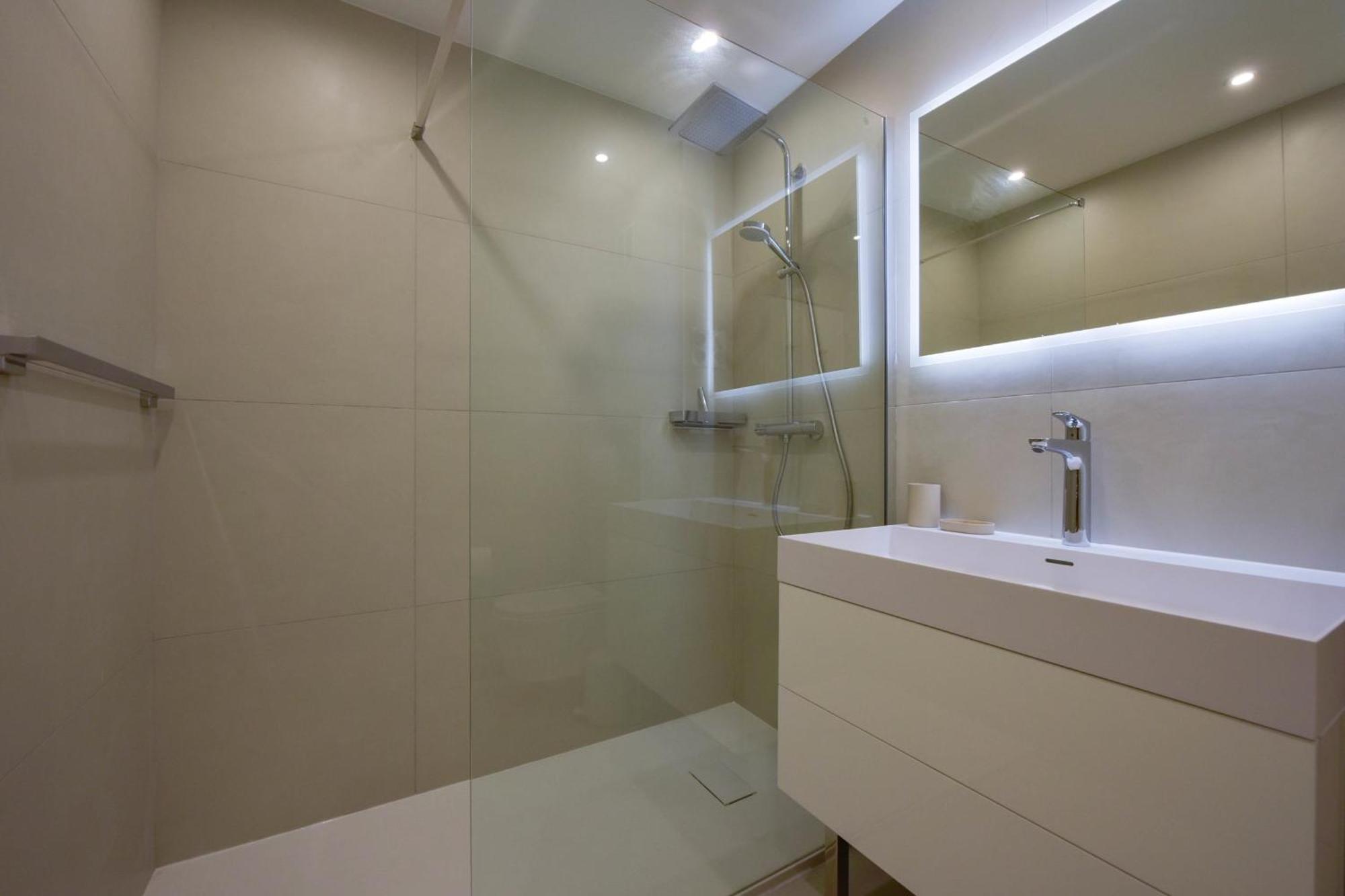 Apartment 2-br Sea View Private Parking Walk To Beaches *