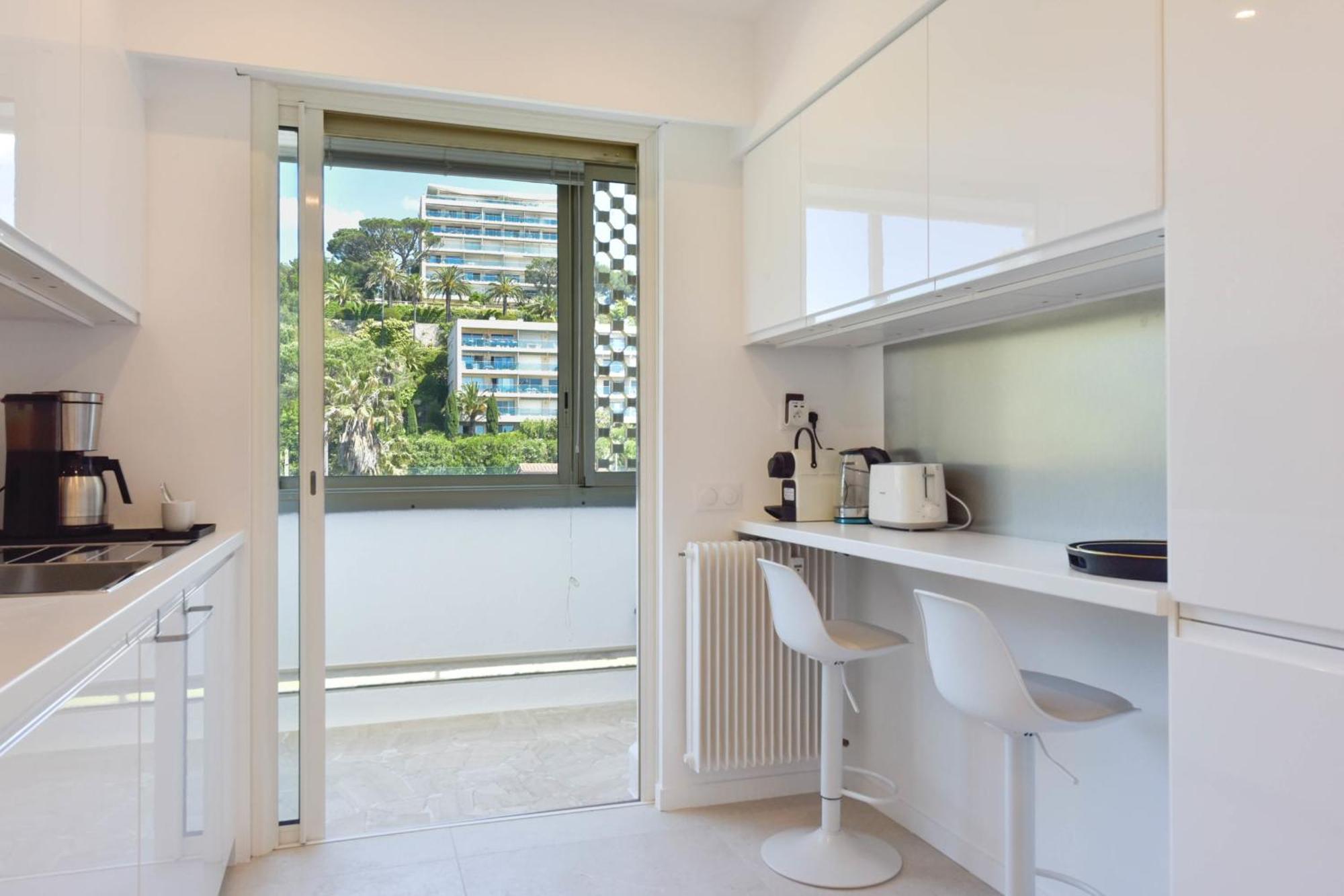 Apartment 2-br Sea View Private Parking Walk To Beaches Cannes