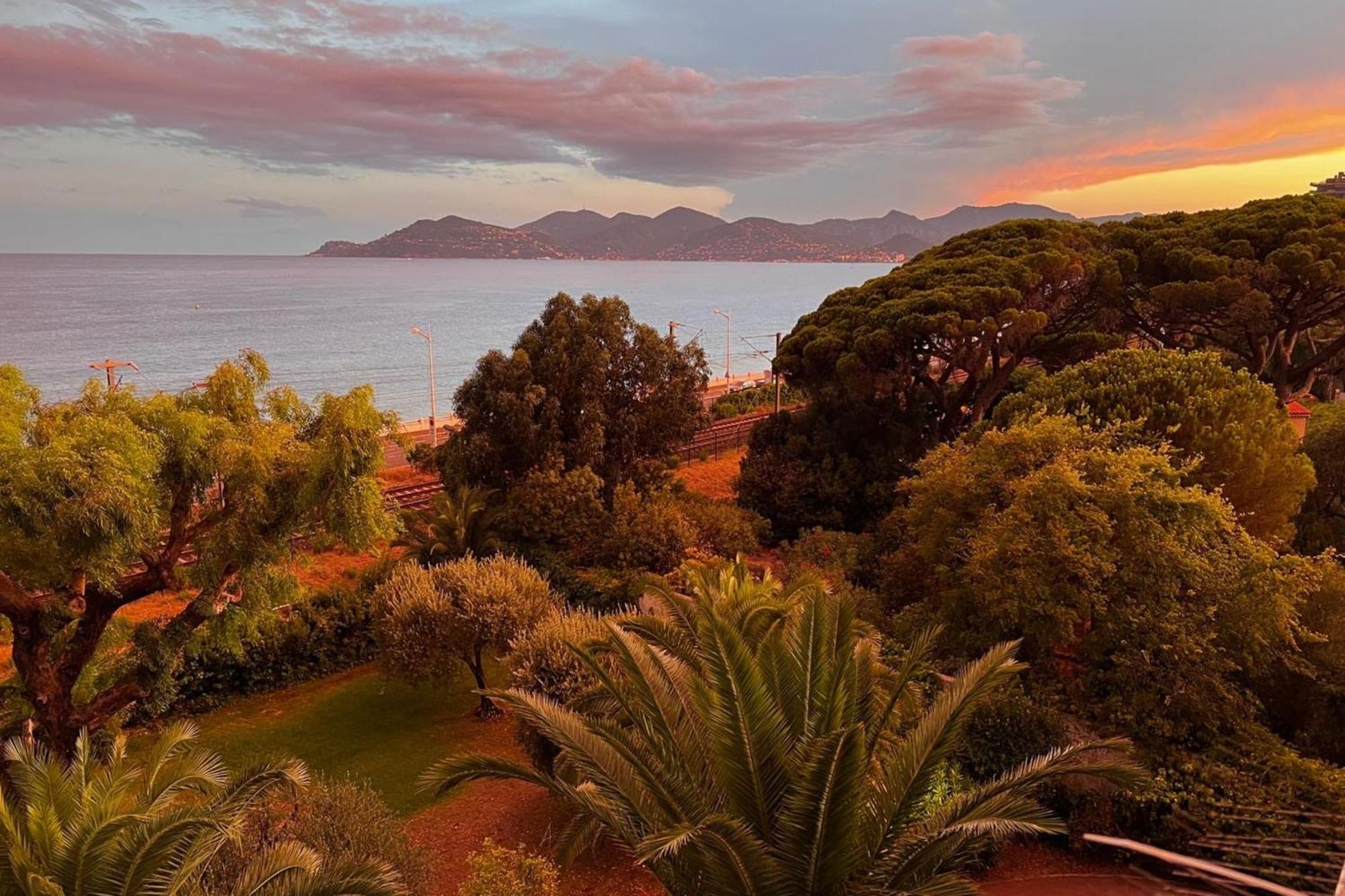 2-br Sea View Private Parking Walk To Beaches *