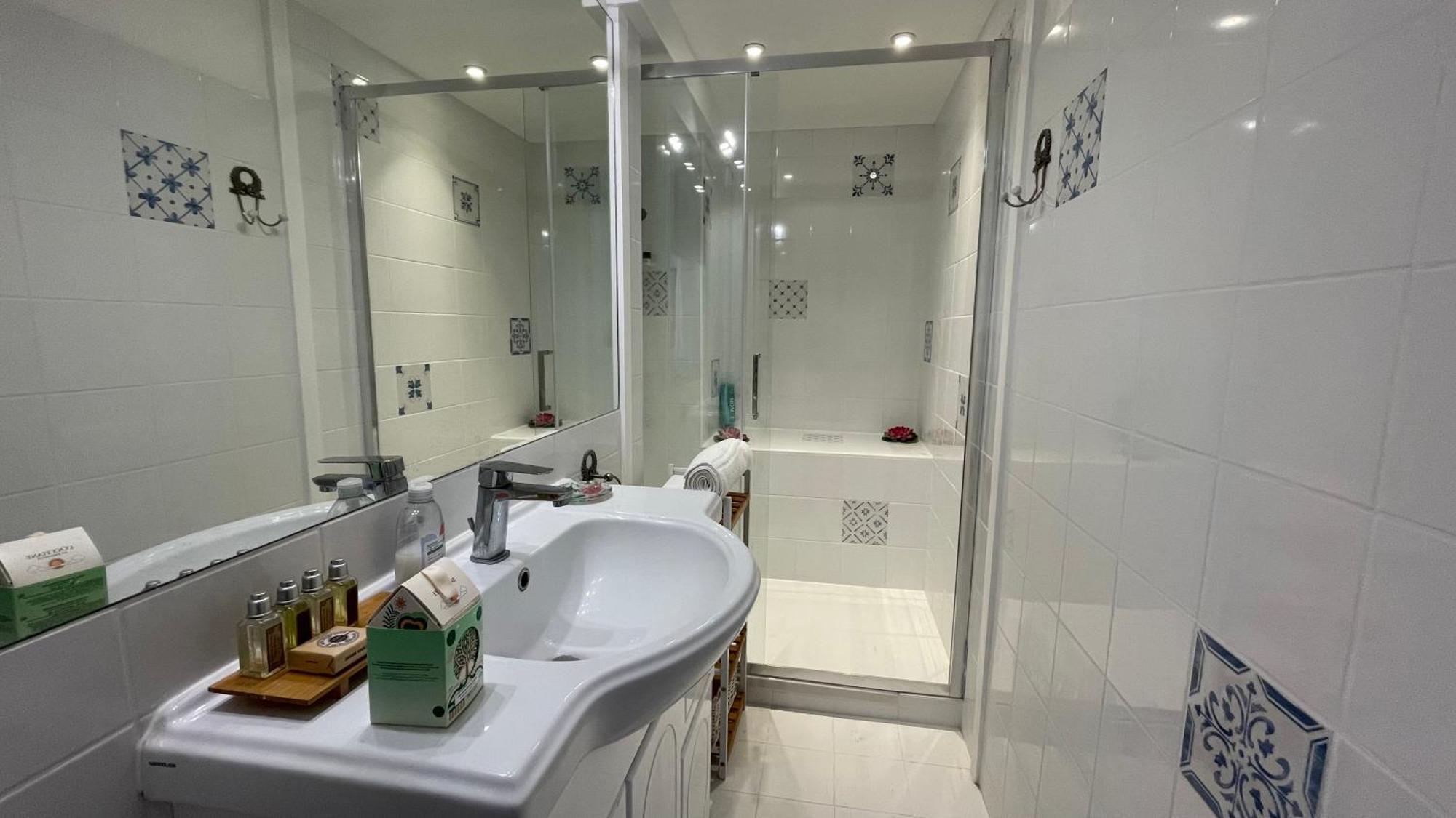 Large 2-room - Wifi, Air Conditioning Apartment *