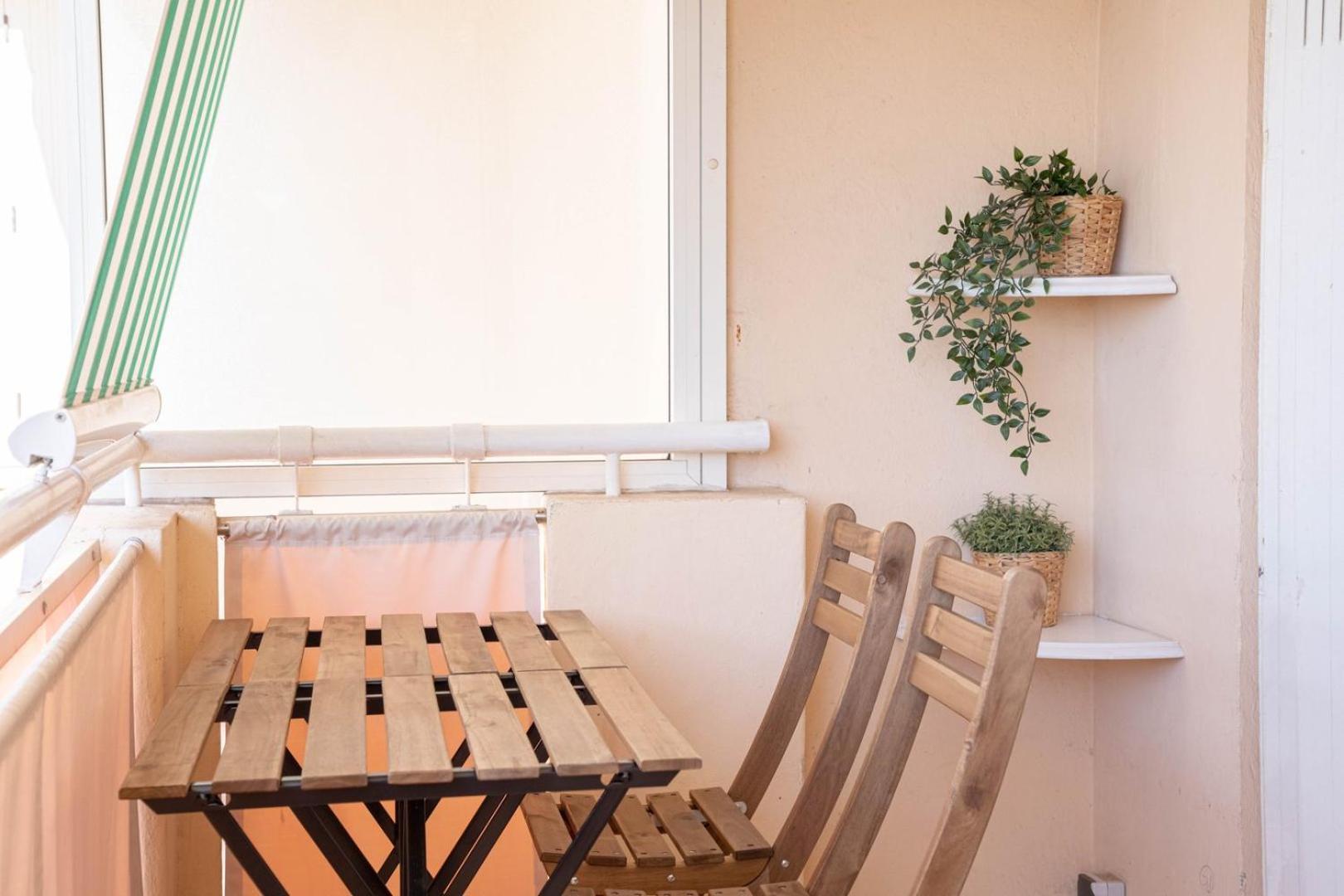 Elegance - Balcony & Quiet Near Shops Apartment *