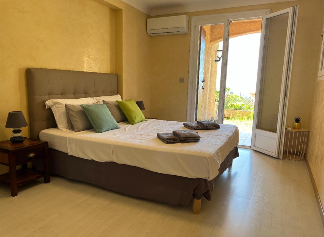 Apartment Charming Villa-appartement With A View On The Sea Of 95 M2