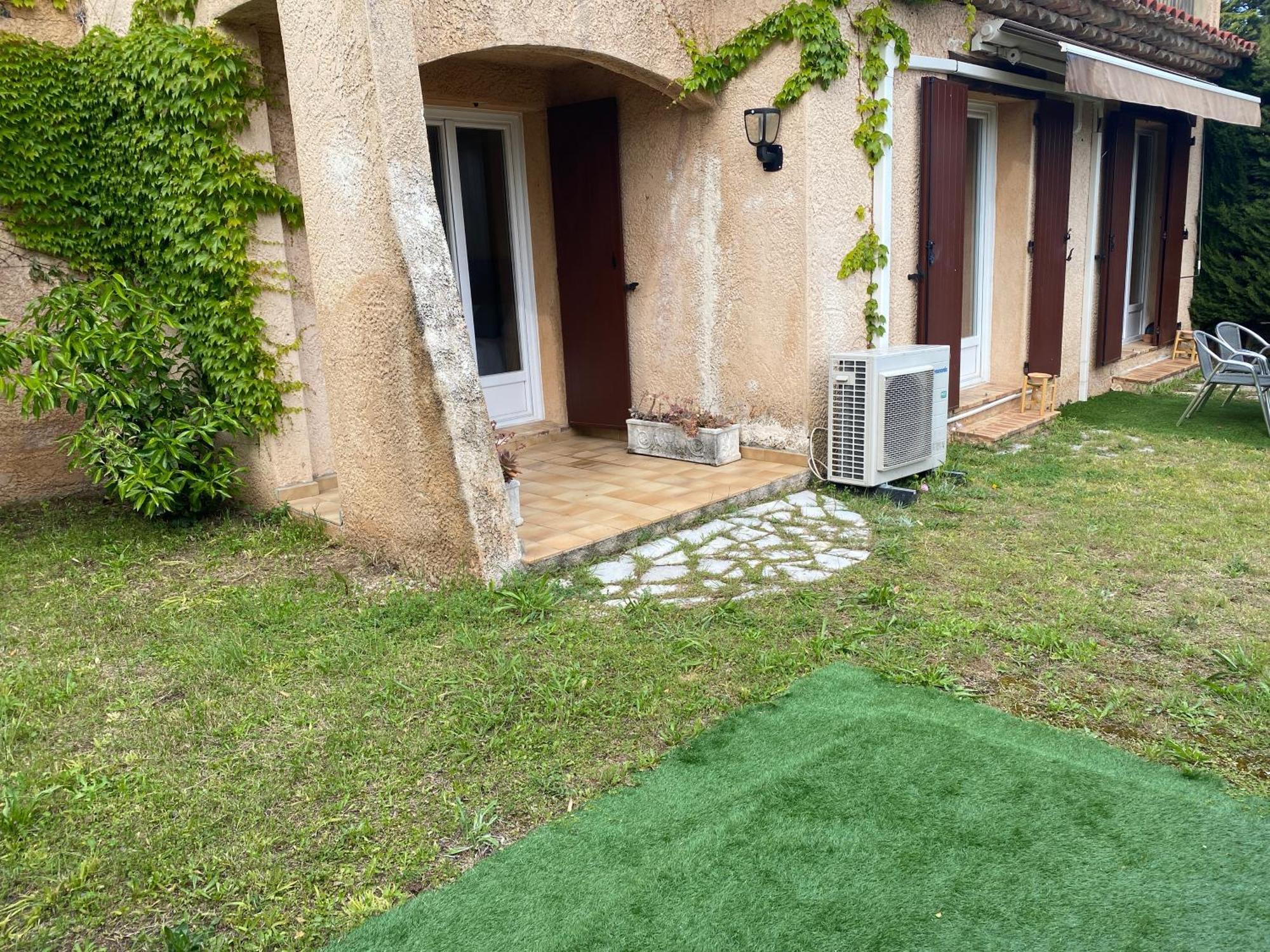 Charming Villa-appartement With A View On The Sea Of 95 M2