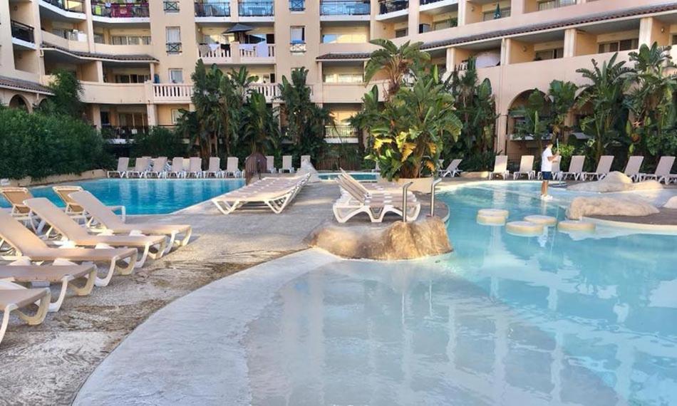 Joli 2 Pieces Aux Pieds Des Plages * Cannes