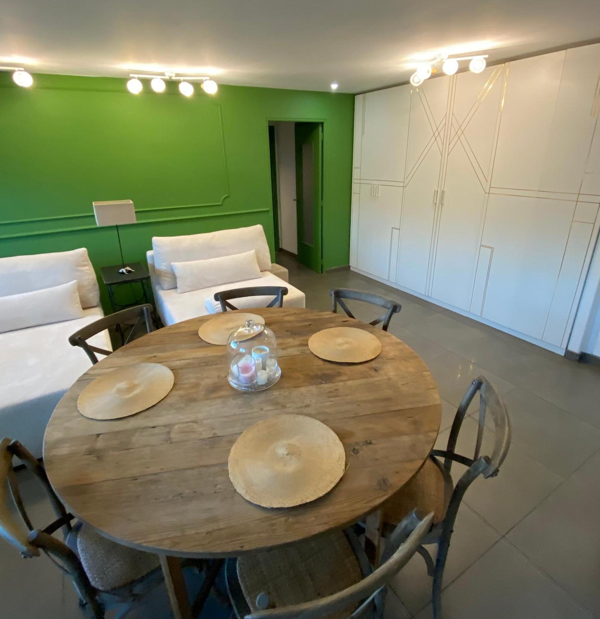 200 From Martines And Boulevard De La Croisette Apartment