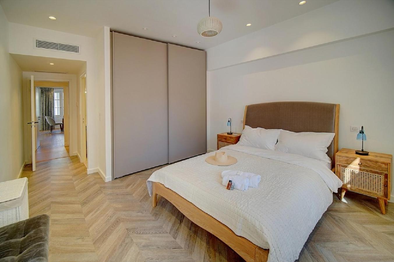 Magnifique 3 Pieces Renove Centre 'banane' Avec Veranda ! A2b88 Appartement Cannes