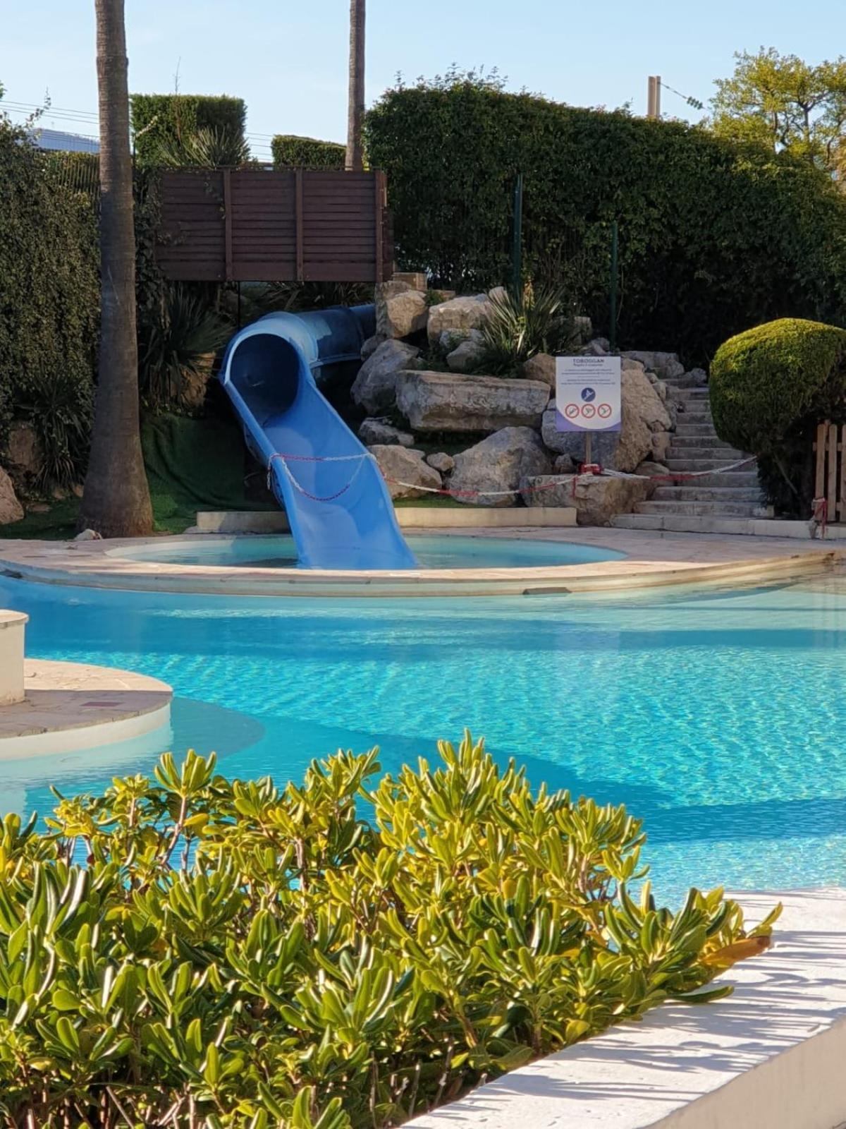 Spacieux Climatise Piscines