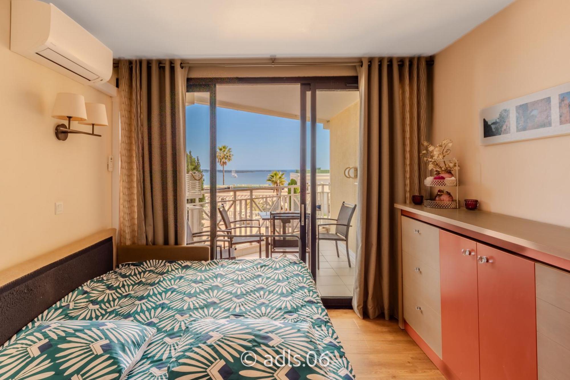 Studio Vue mer et Piscine Climatisation Wifi Appartement