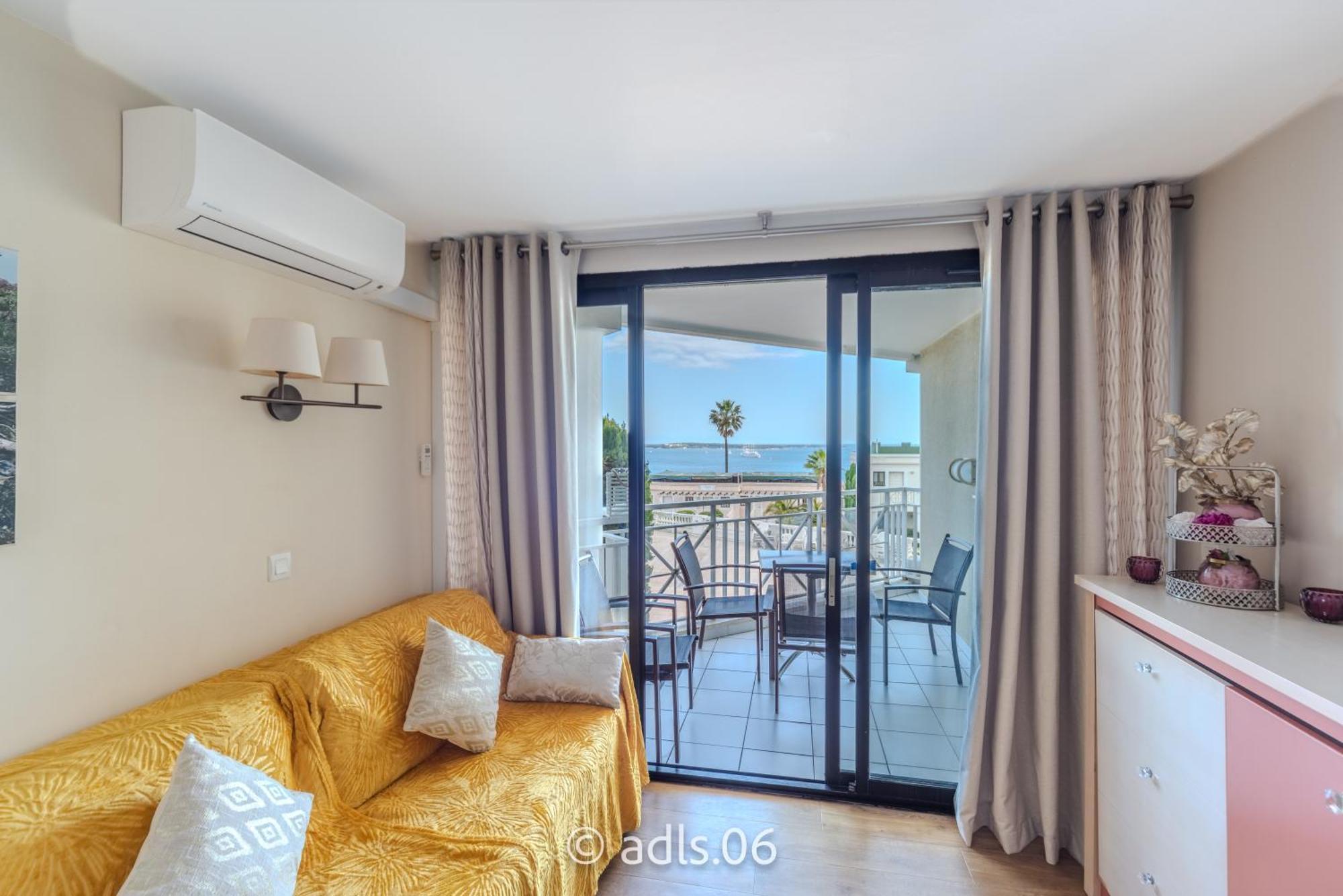 Appartement Studio Vue mer et Piscine Climatisation Wifi
