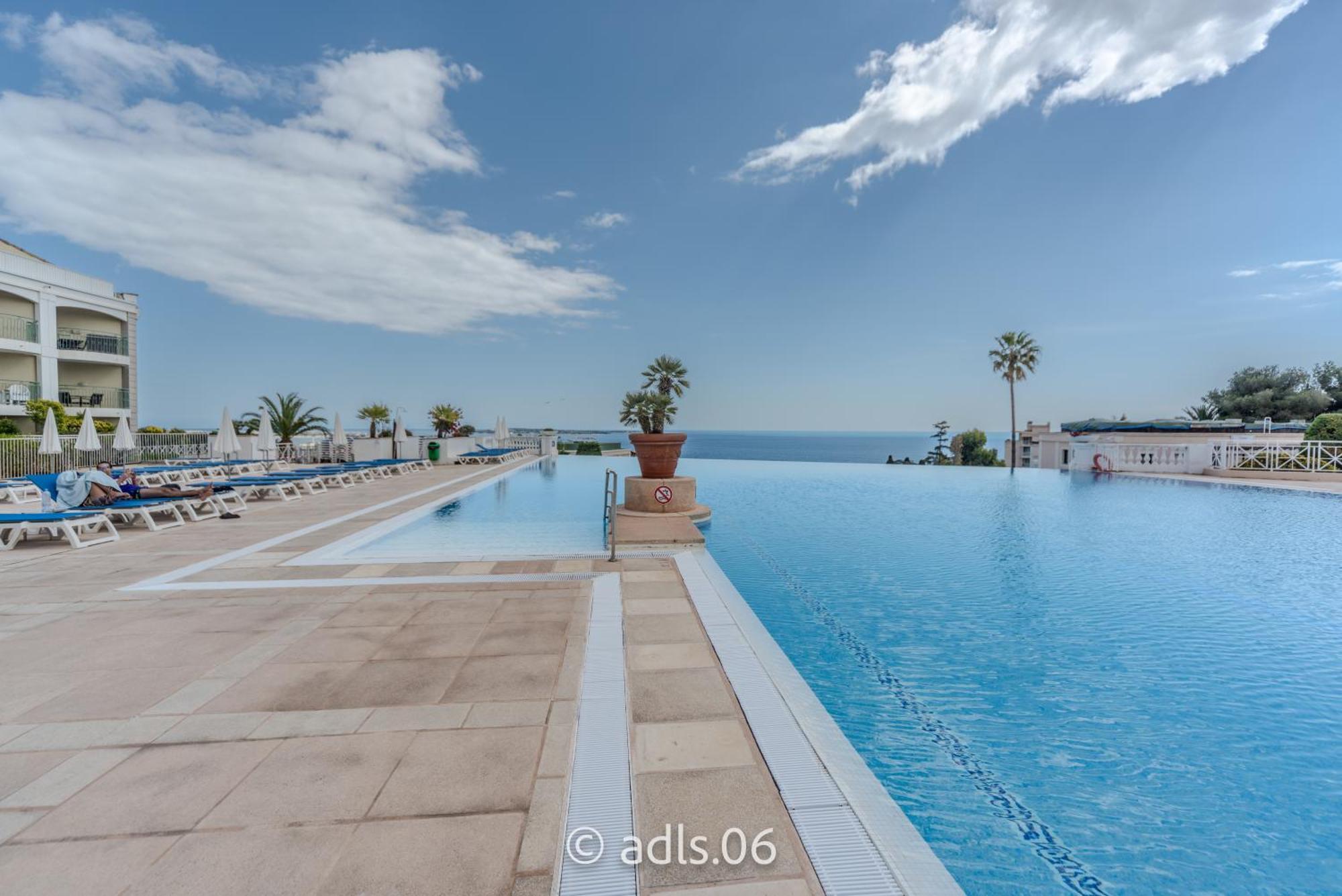 Studio Vue mer et Piscine Climatisation Wifi Appartement