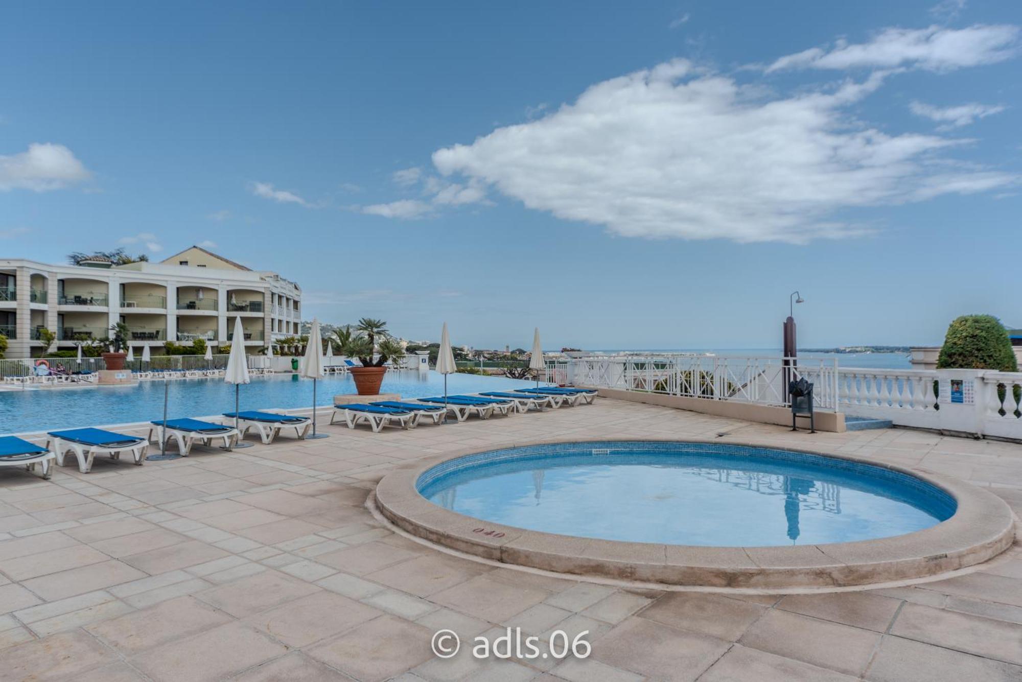 Studio Vue mer et Piscine Climatisation Wifi Appartement *