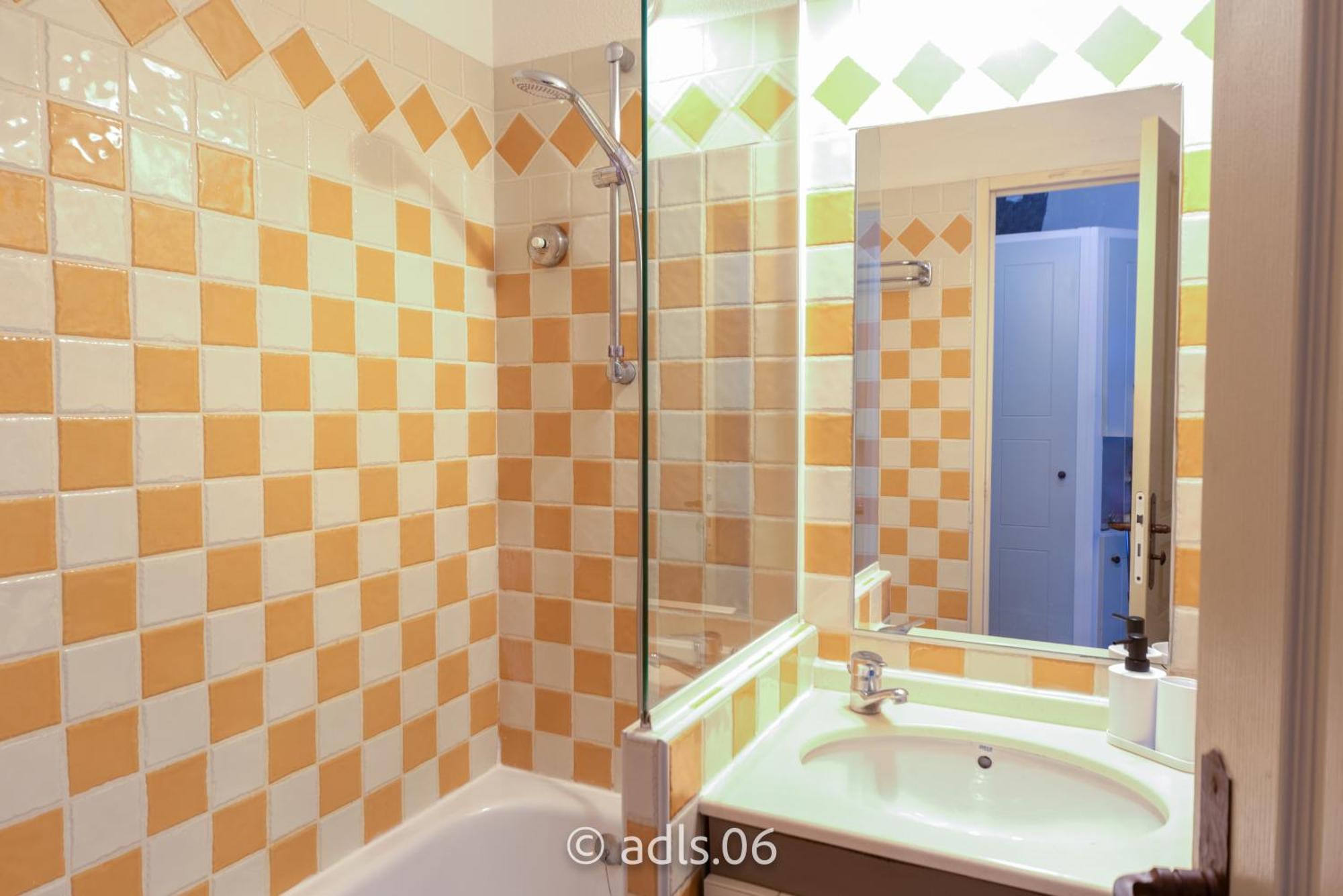 Studio Vue mer et Piscine Climatisation Wifi * Cannes
