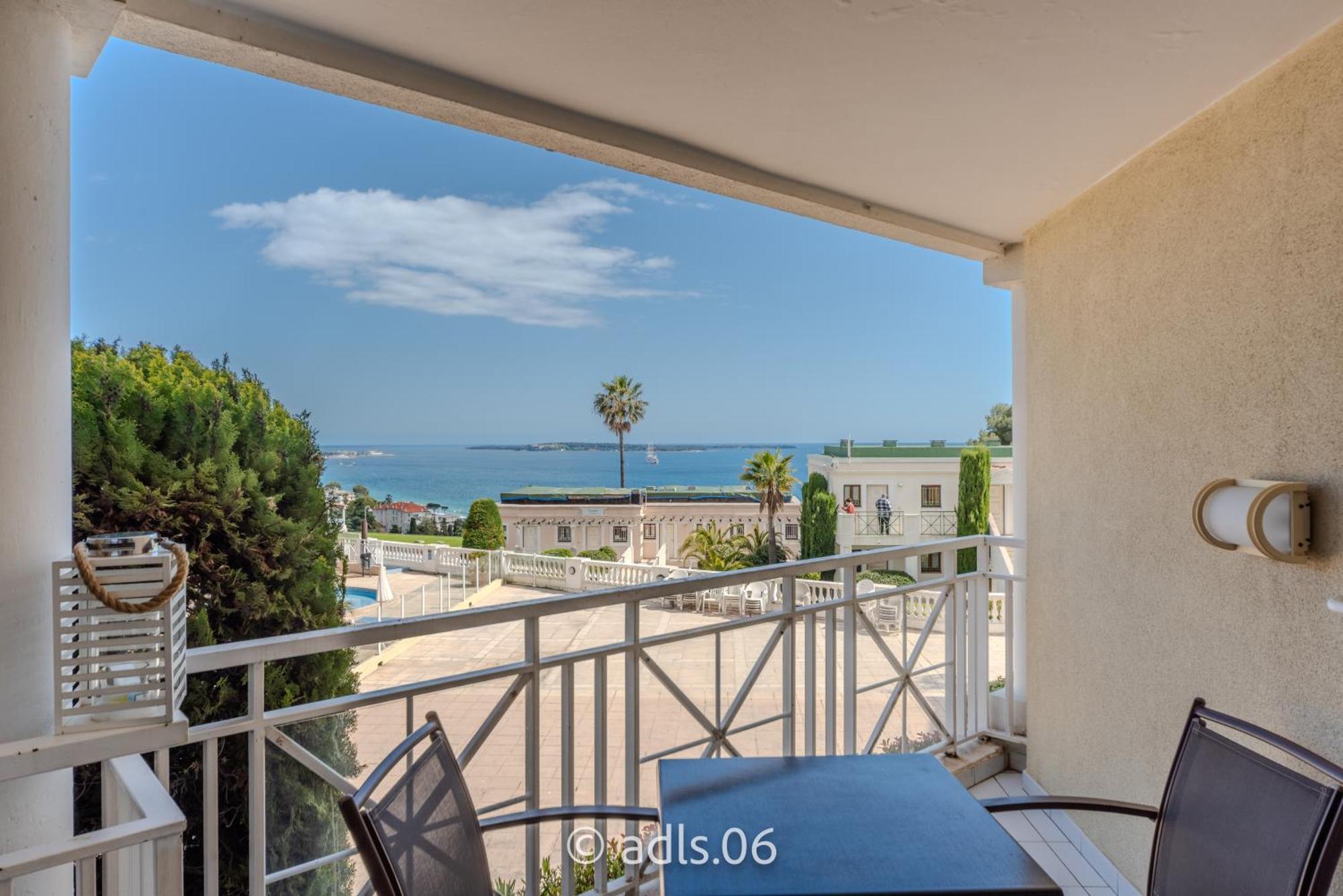 Appartement Studio Vue mer et Piscine Climatisation Wifi