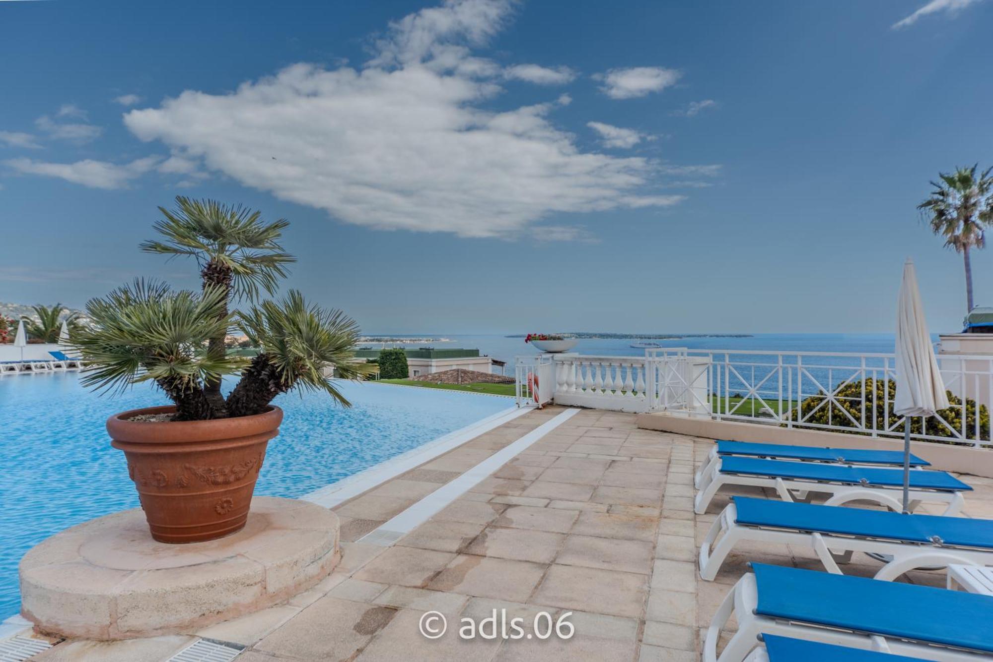 Studio Vue mer et Piscine Climatisation Wifi *