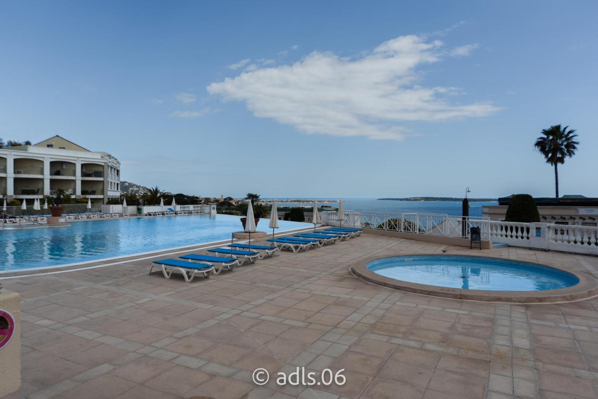 Studio Vue mer et Piscine Climatisation Wifi Appartement *