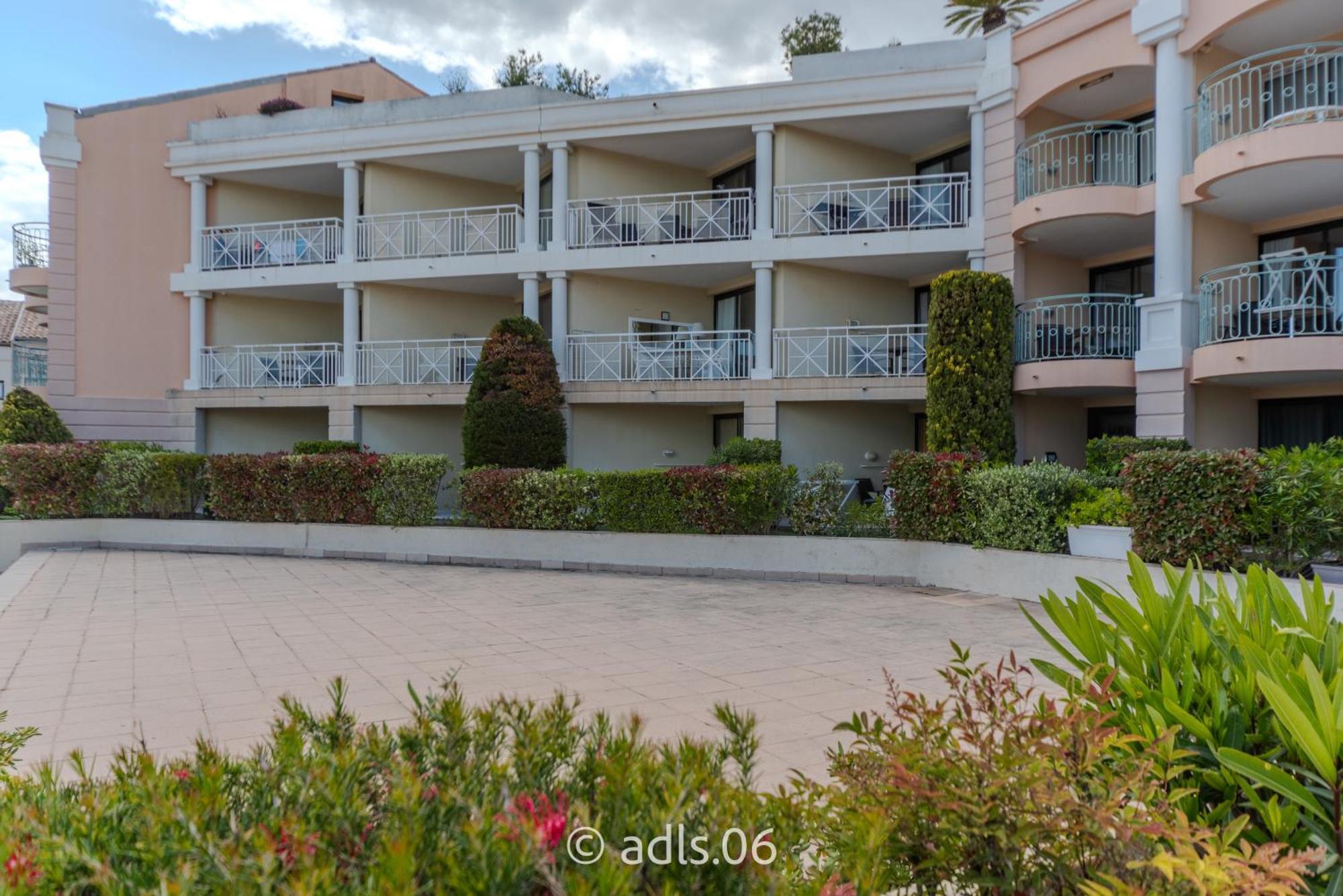 Studio Vue mer et Piscine Climatisation Wifi *