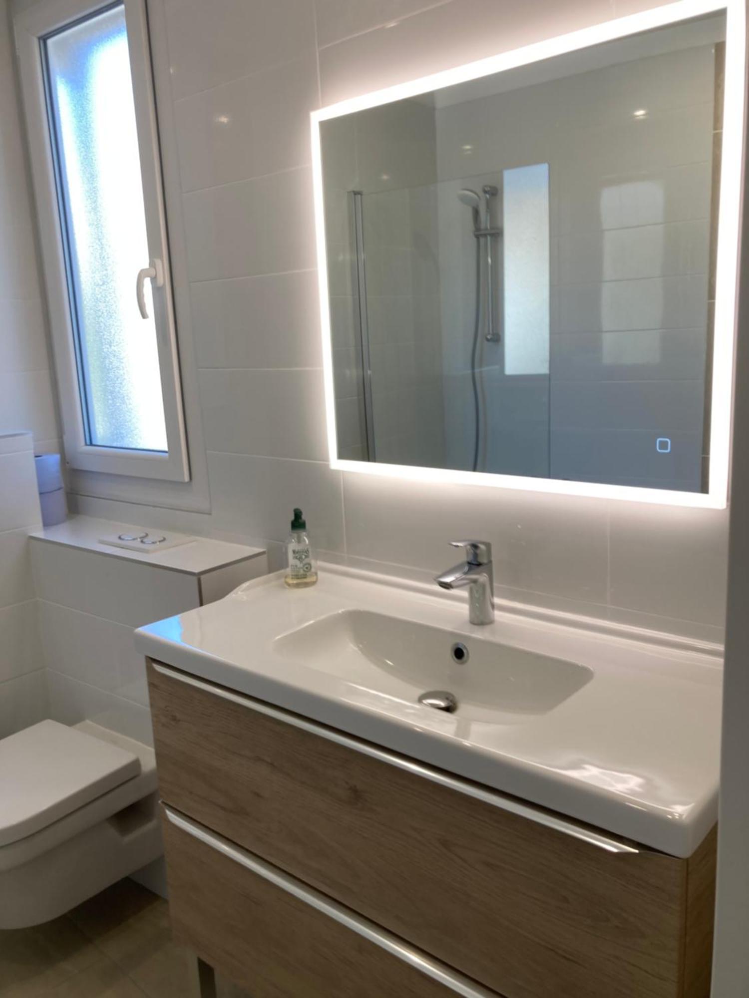 Parentale , Salle De Bain Privee, Acces Plages & Vue Du Salon Dans Partage *