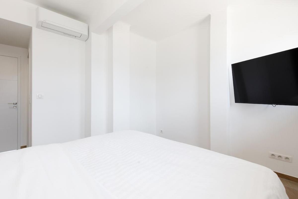 Carlton Area Lux 2 Beds 2 Baths Apartment
