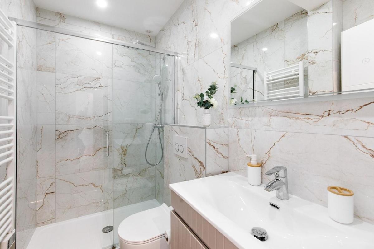 Carlton Area Lux 2 Beds 2 Baths *