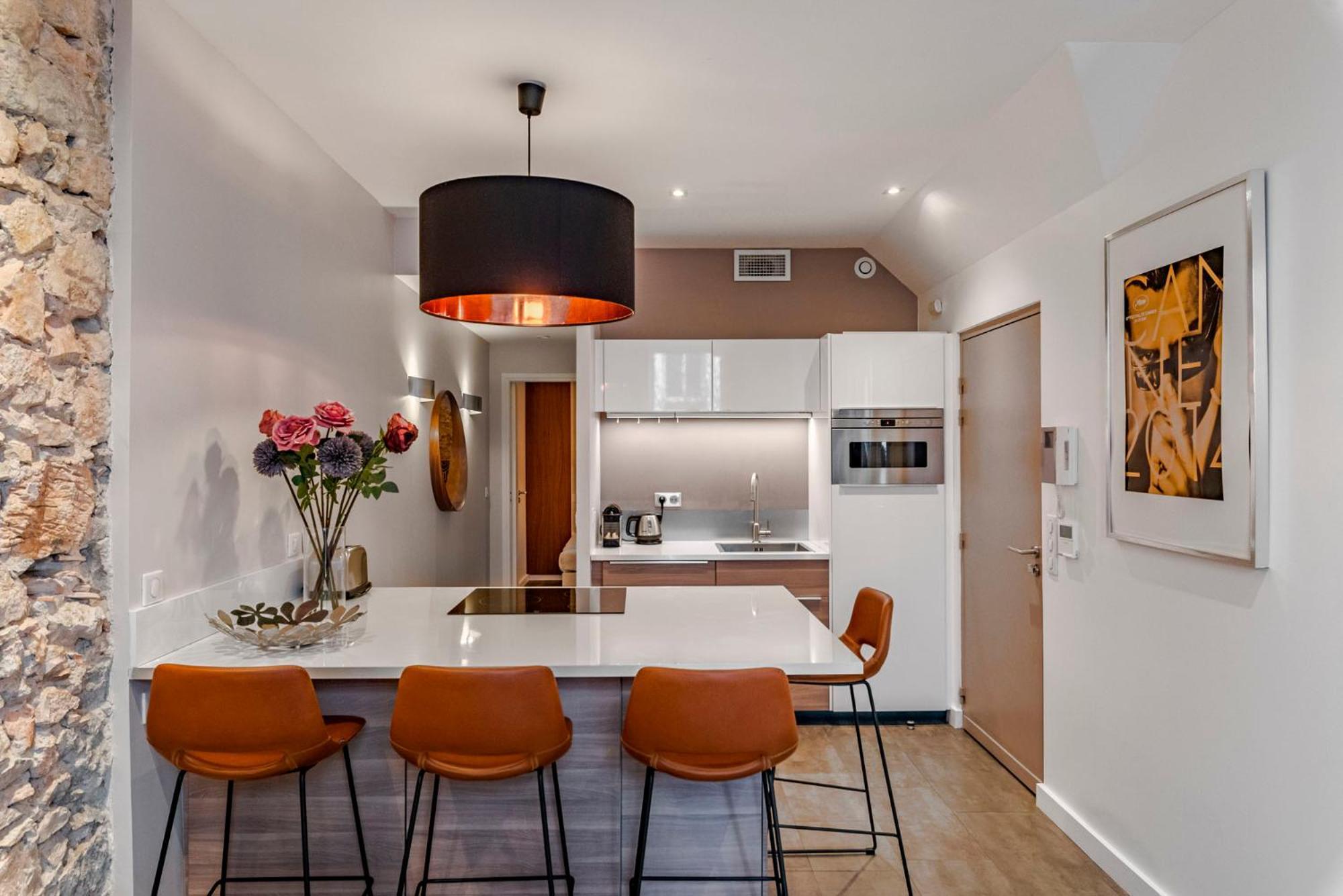 Luxury Family 2br - Prime Location, Walk To & Shopping, Sunny Balcony - Totolulu Hoche