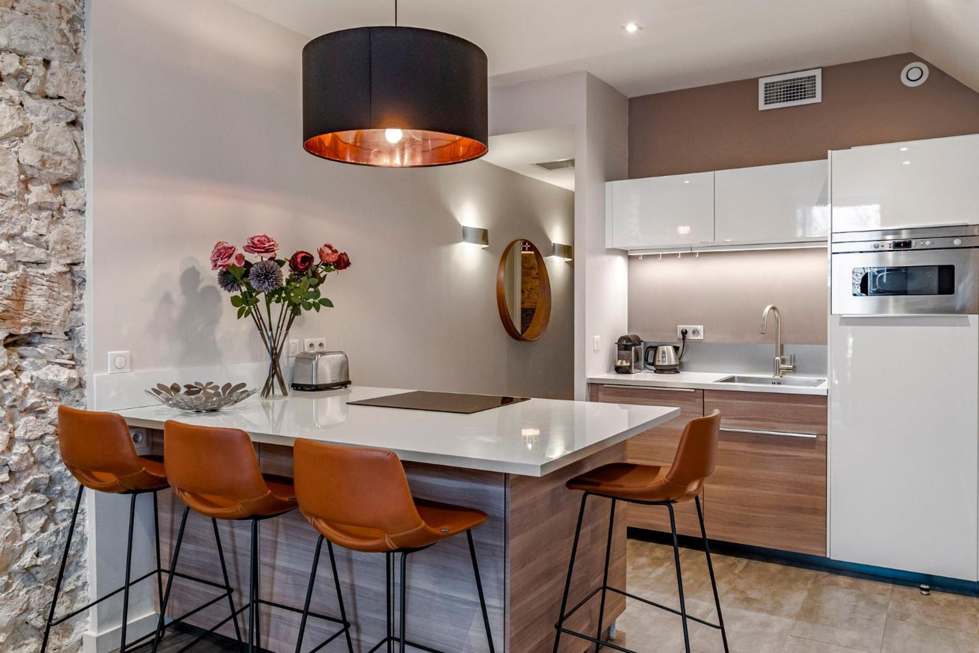 Luxury Family 2br - Prime Location, Walk To & Shopping, Sunny Balcony - Totolulu Hoche Cannes