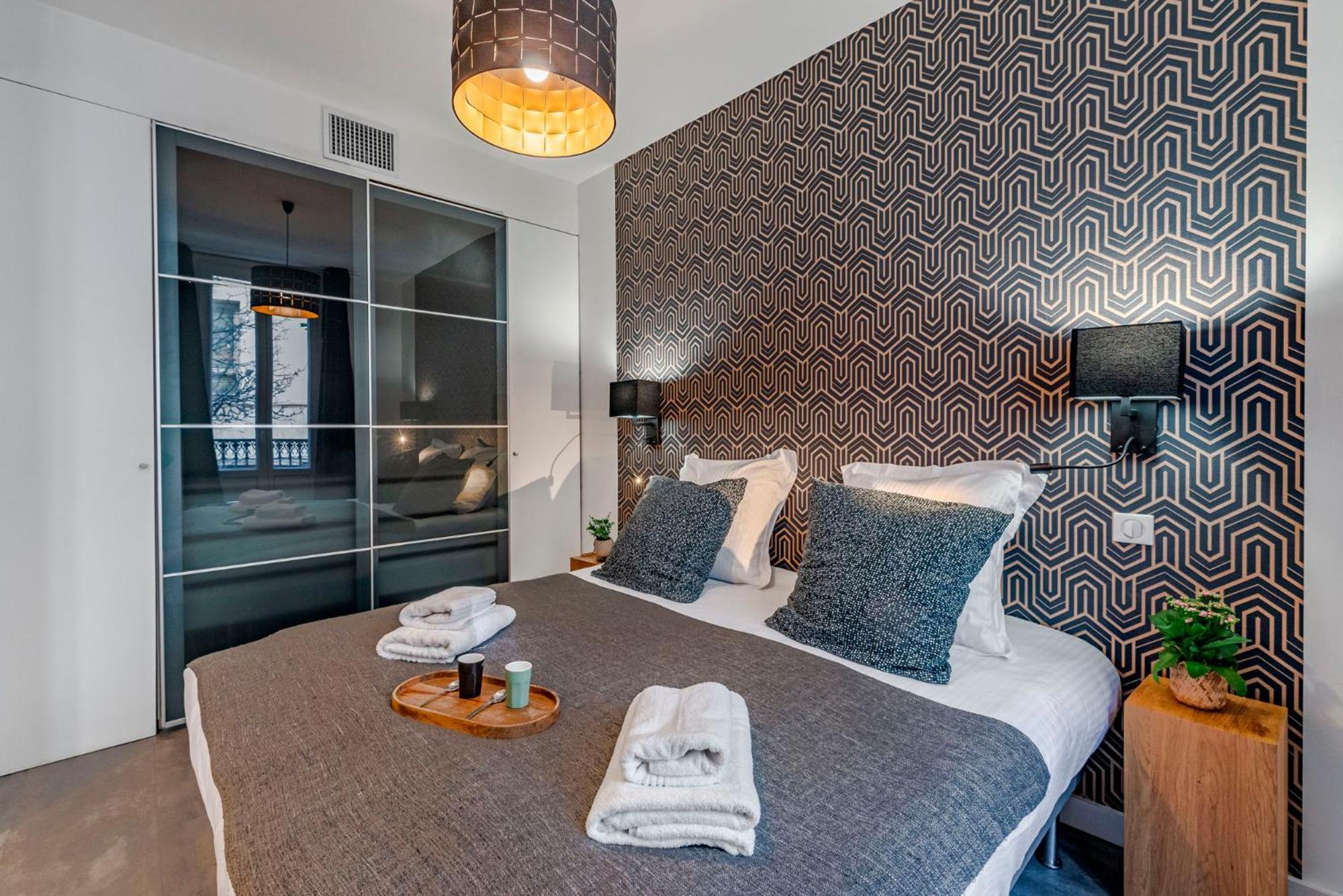 Luxury Family 2br - Prime Location, Walk To & Shopping, Sunny Balcony - Totolulu Hoche Apartment Cannes