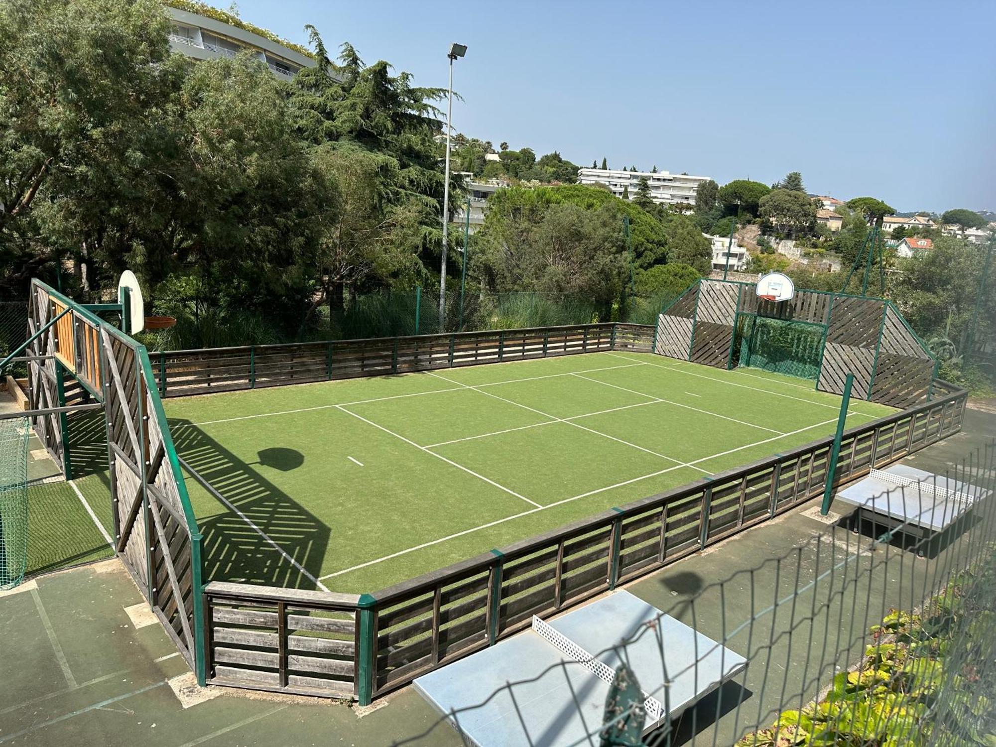 Francia Piscine Tennis A 500m Des Plages De