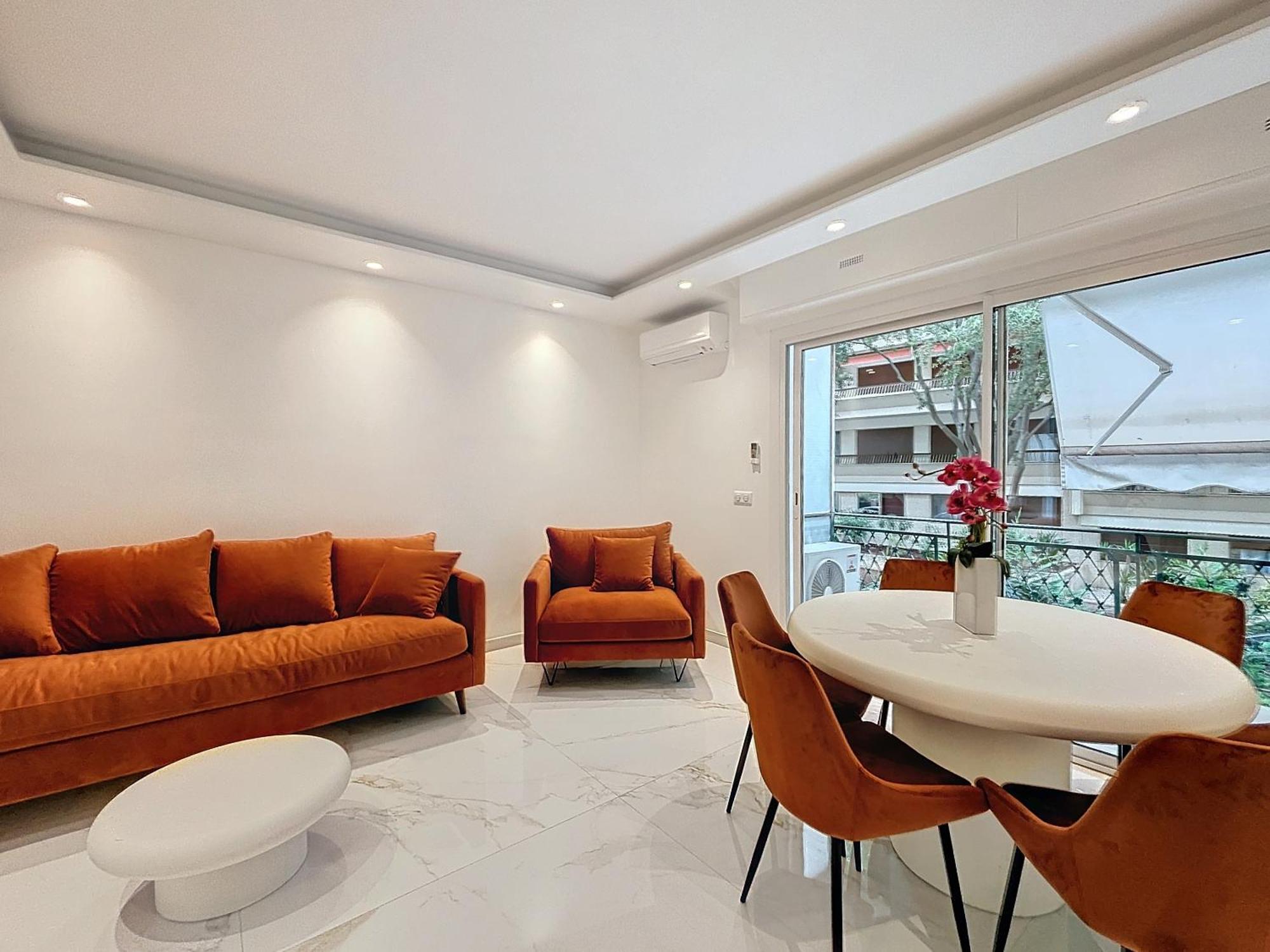 Lacour Apartment *