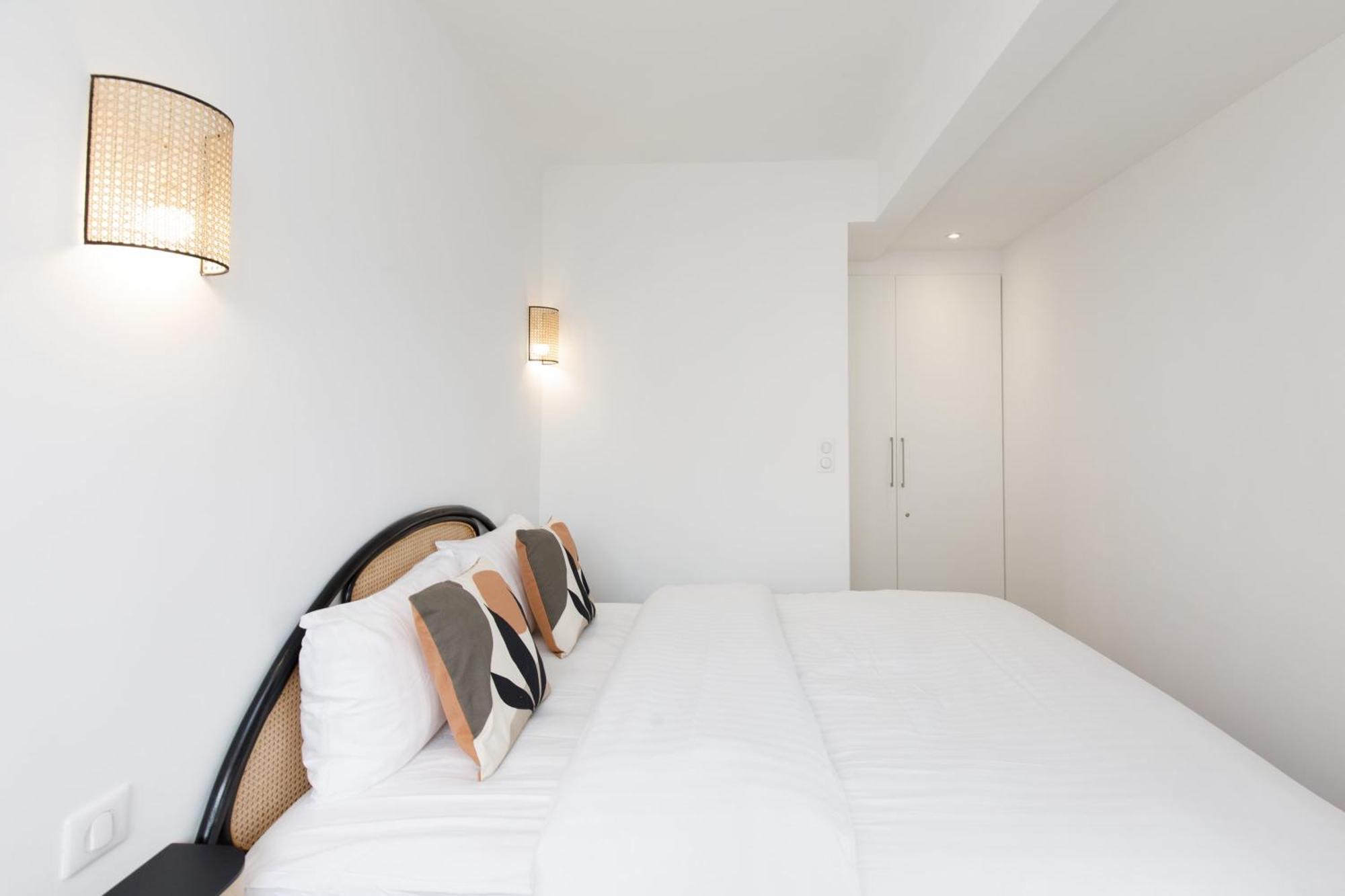 Carlton Area Lux 2 Beds 2 Baths Apartment