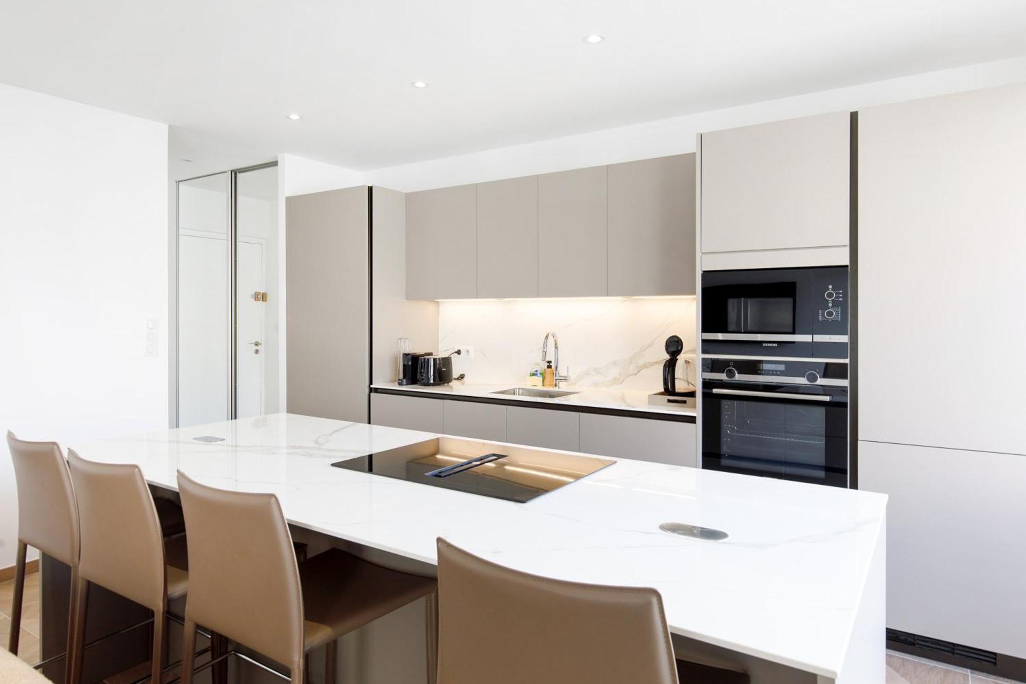 Carlton Area Lux 2 Beds 2 Baths Apartment