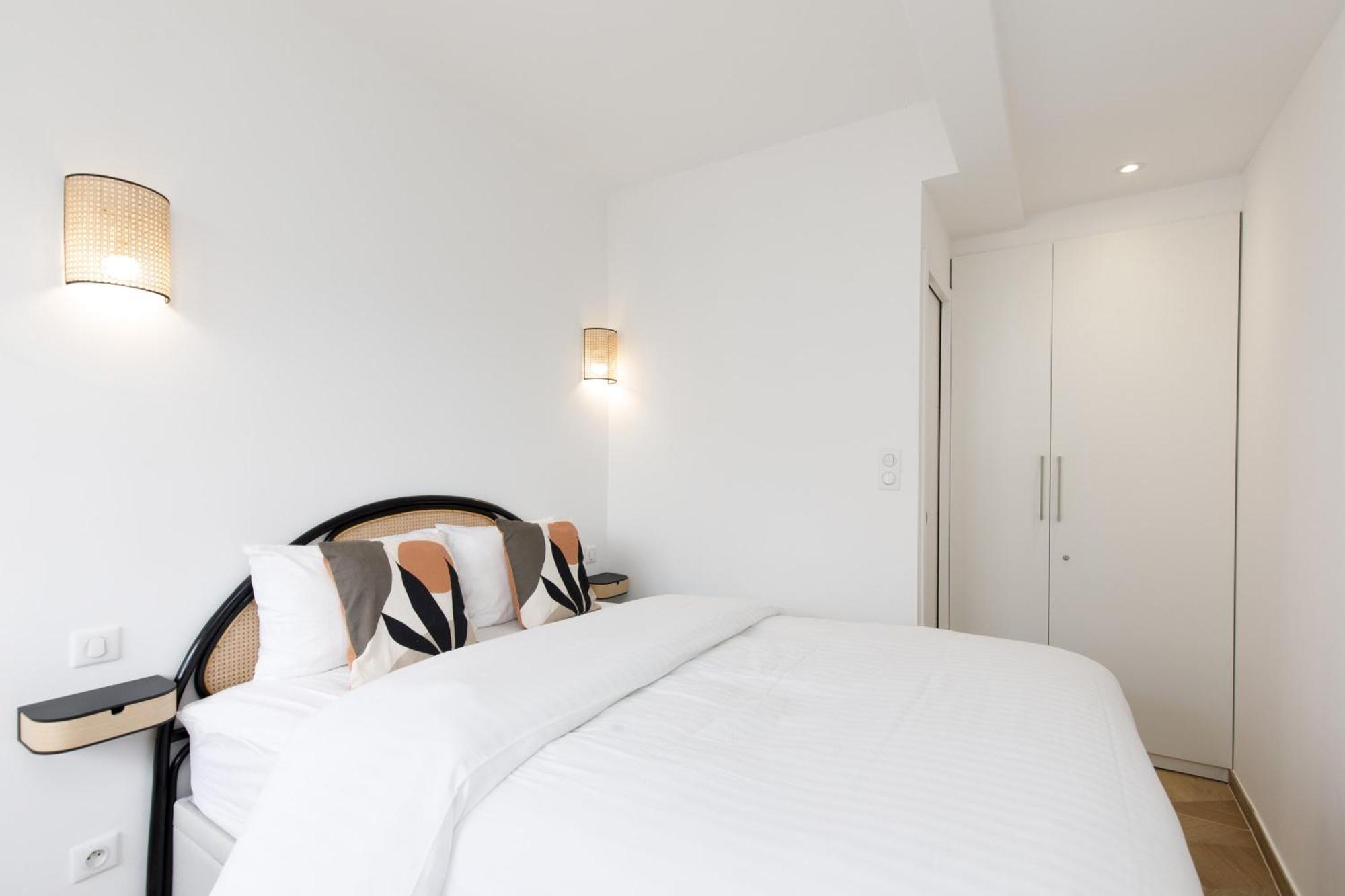 Carlton Area Lux 2 Beds 2 Baths Apartment