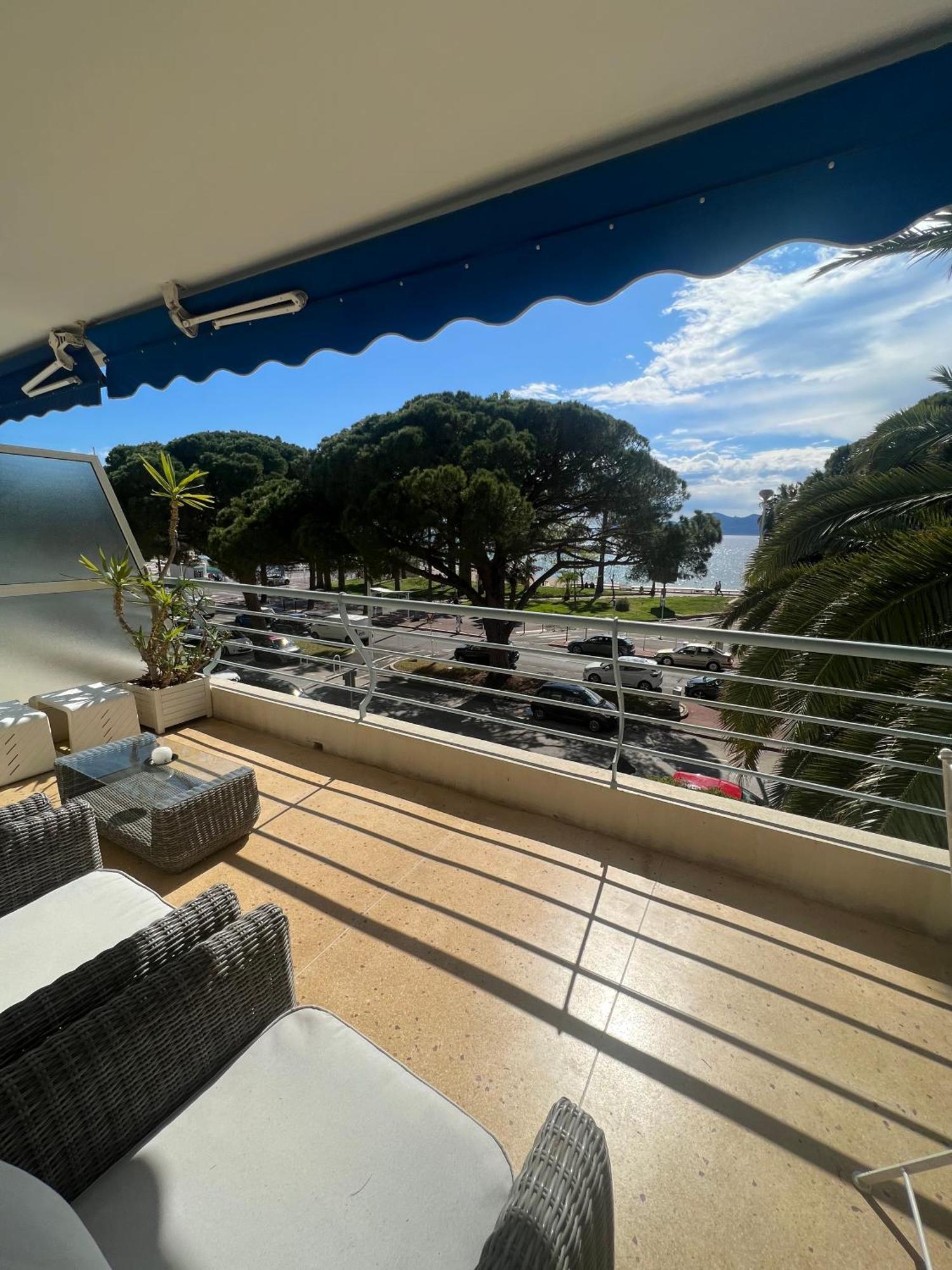 Sea View Croisette Apartment *