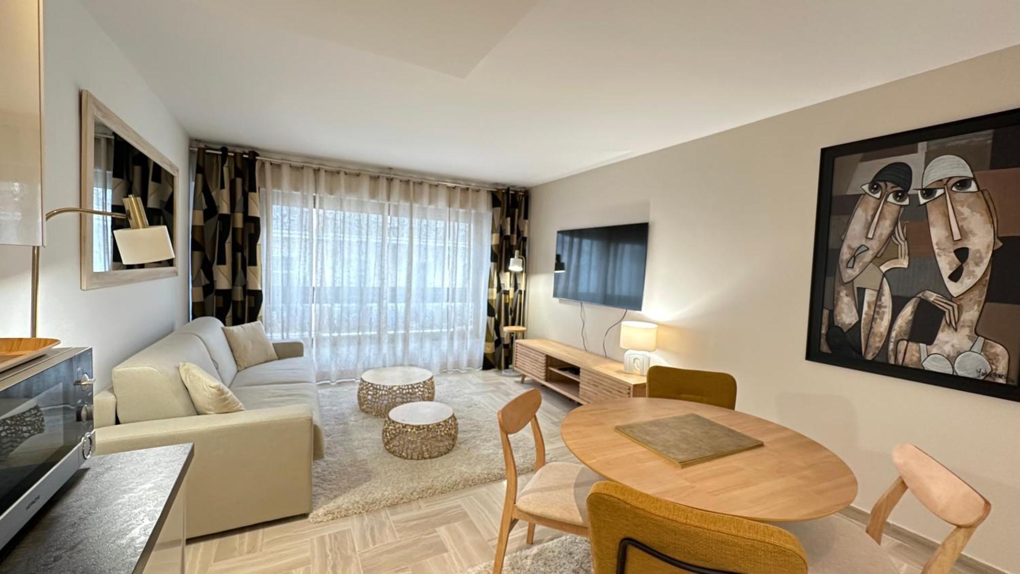 Appartement Gray D'albion Croisette, 4 Personnes Cannes