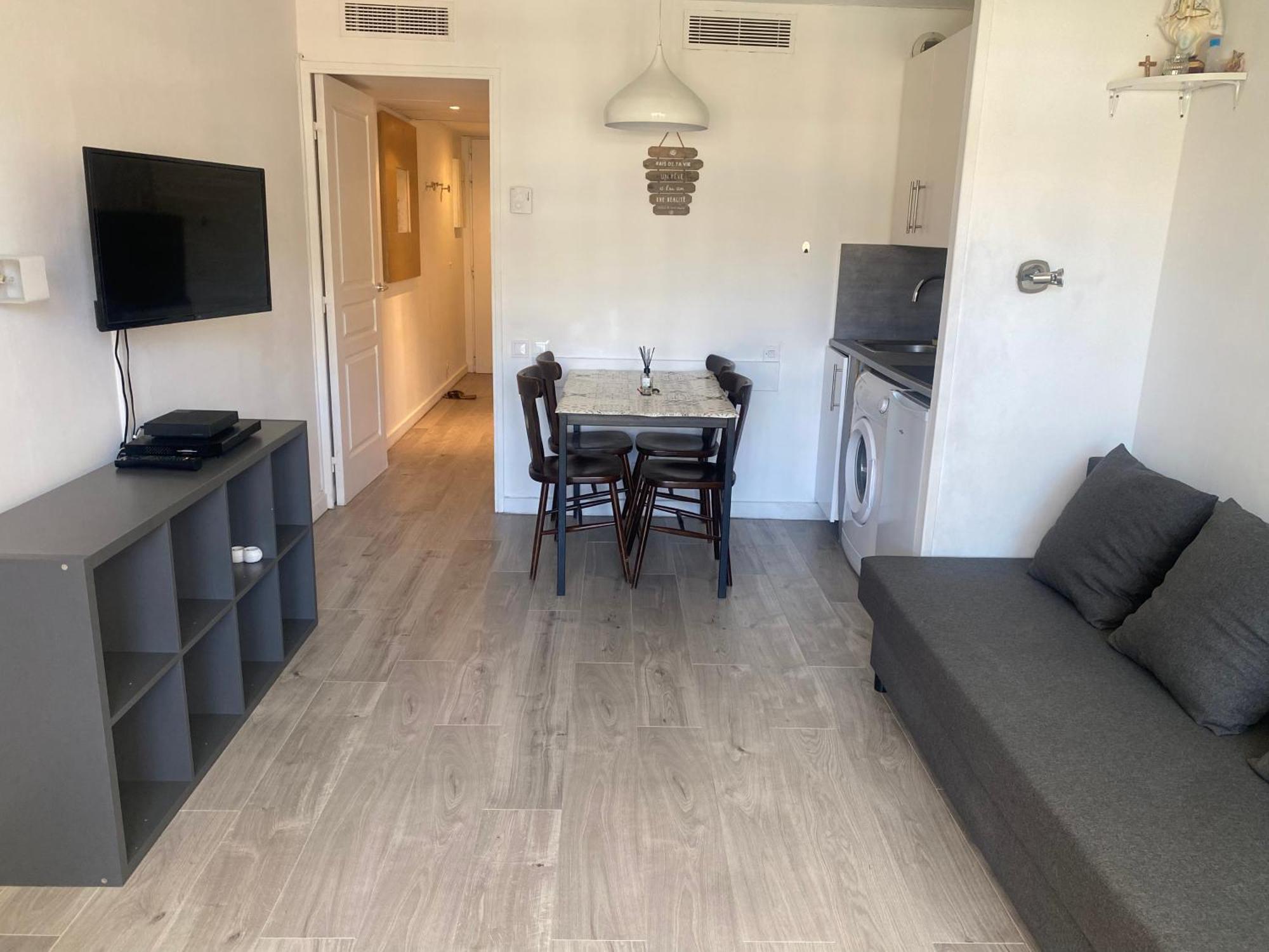 Appart. Piscine 4 Pers. A 150m Apartment *