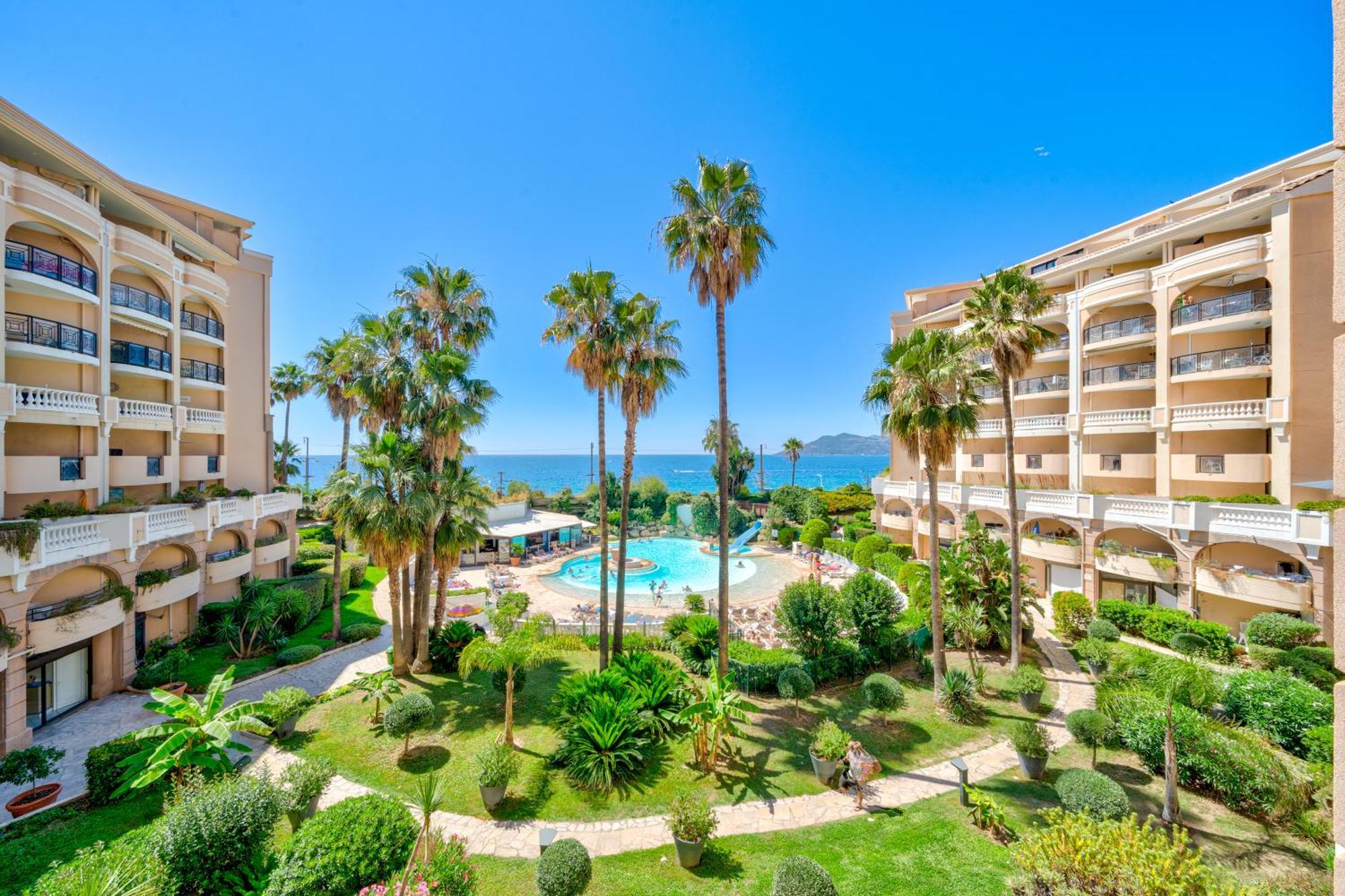 La Palme D'azur - *