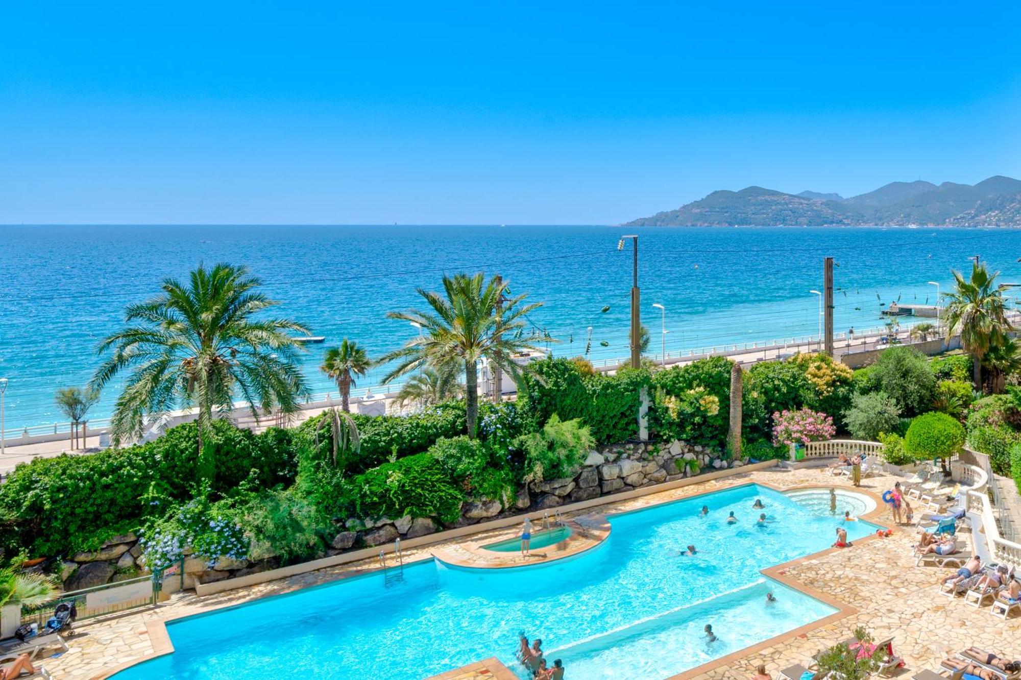 La Palme D'azur - *