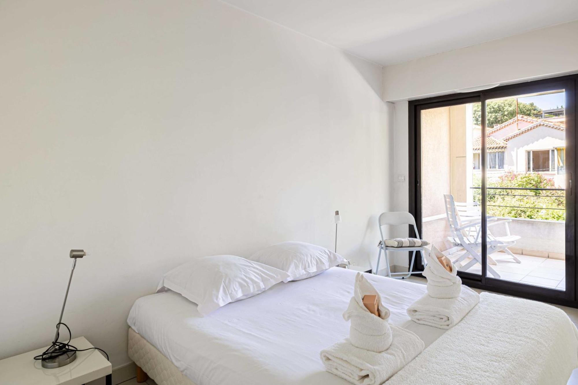 Charming With Balcony-pool -