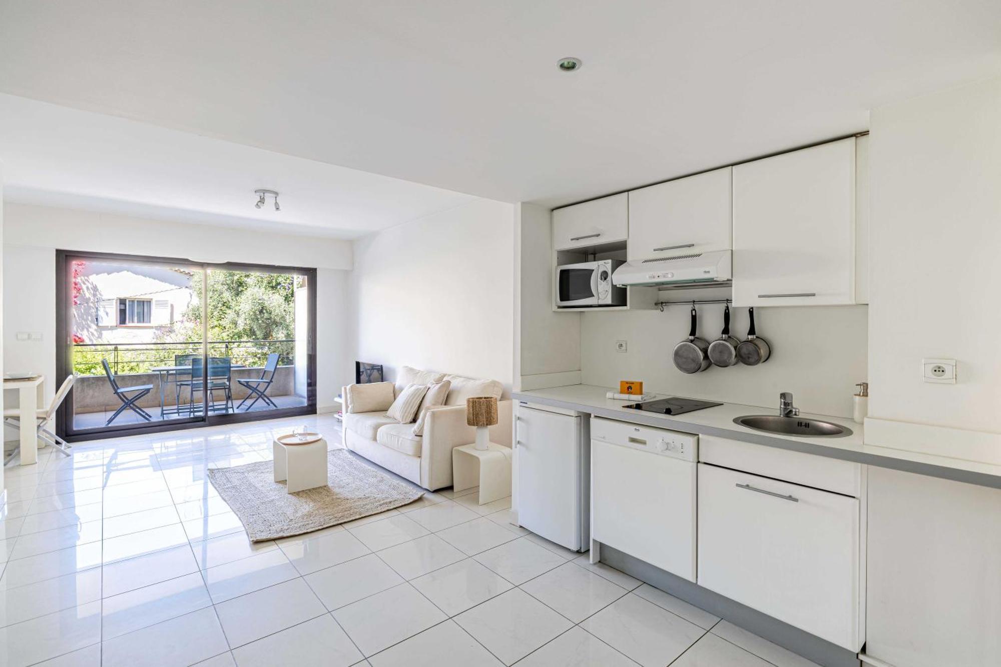 Charming With Balcony-pool - Apartment *