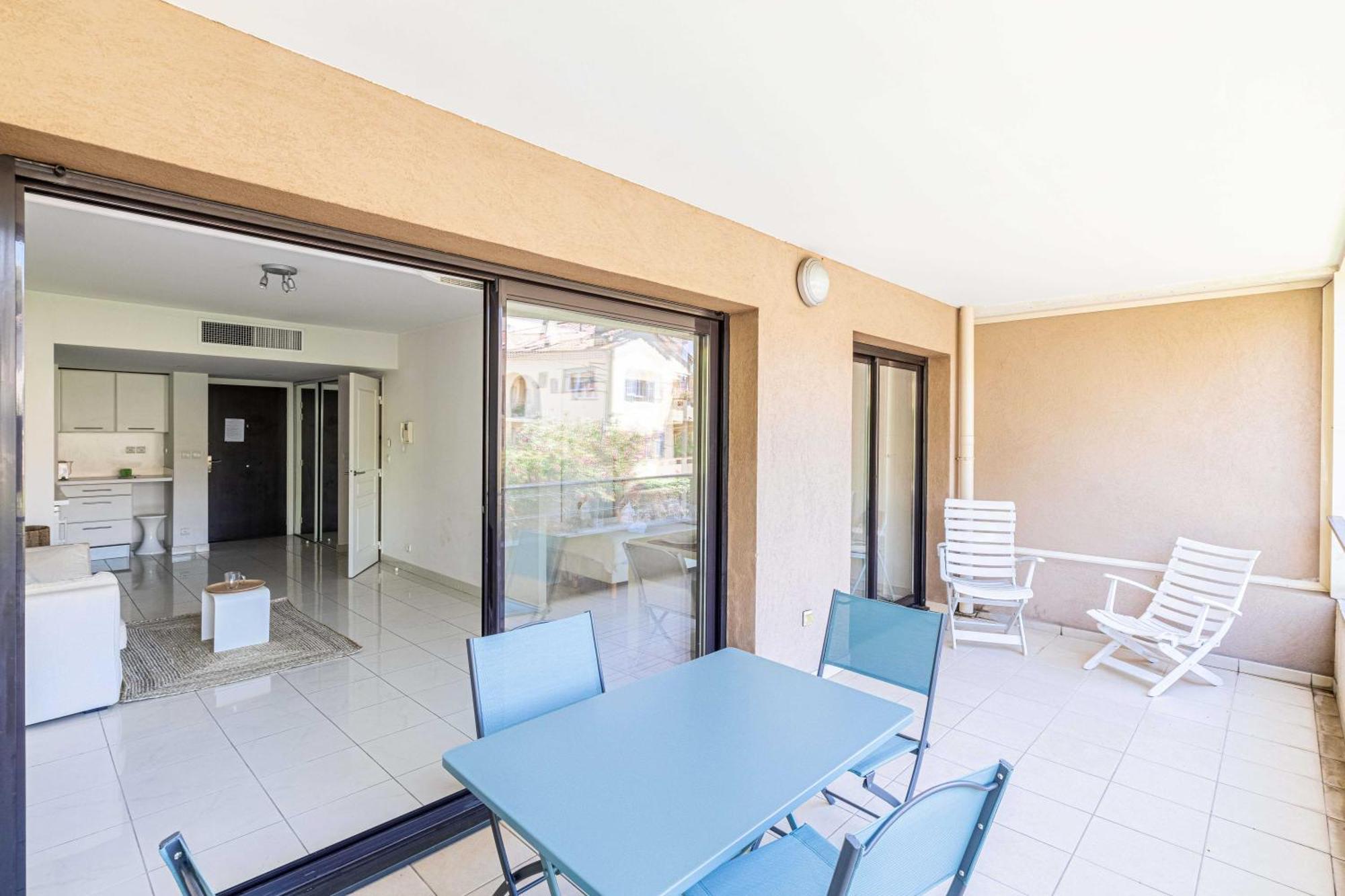 Charming With Balcony-pool -