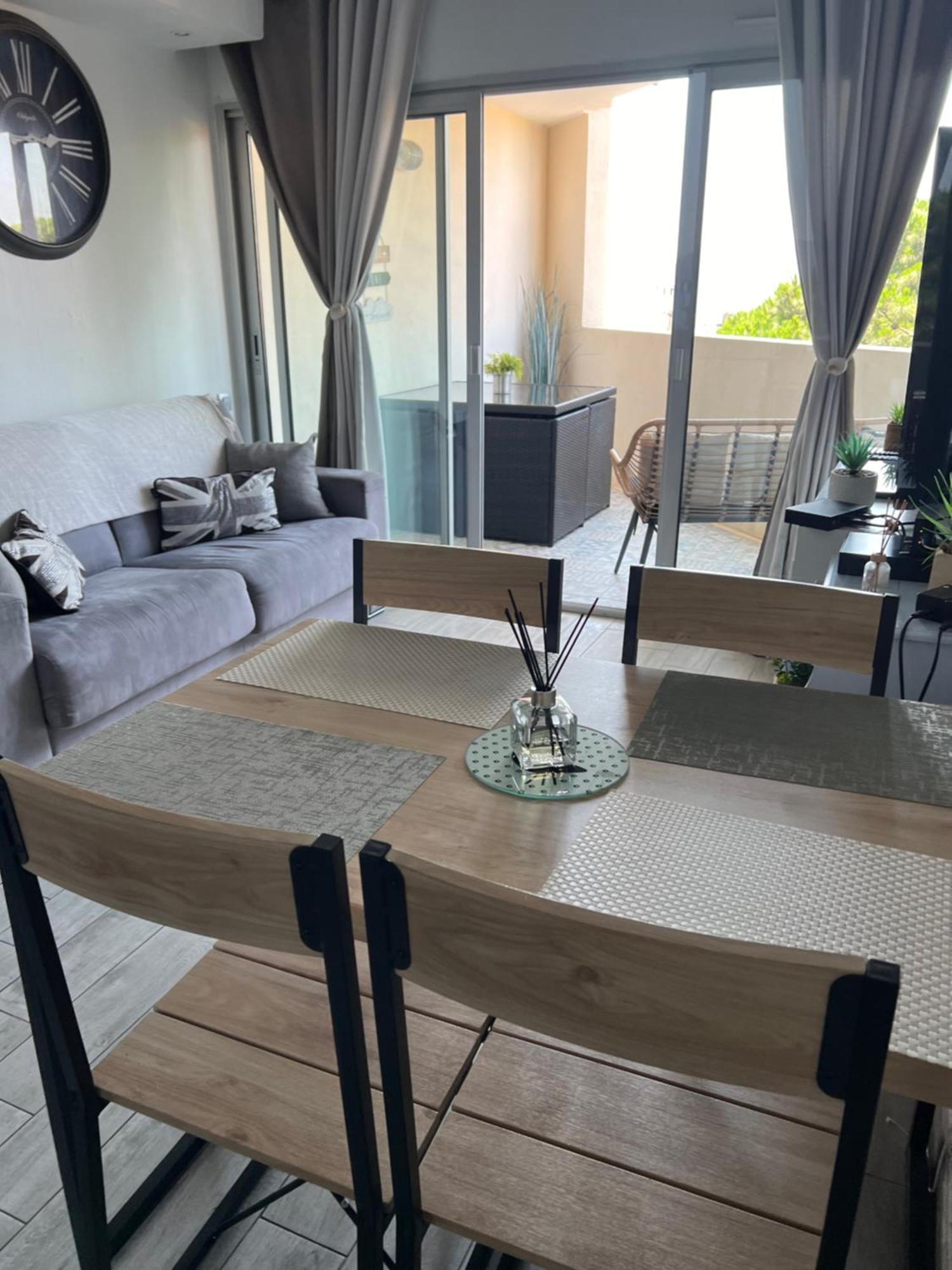 Joli 2 Pieces Aux Pieds Des Plages * Cannes