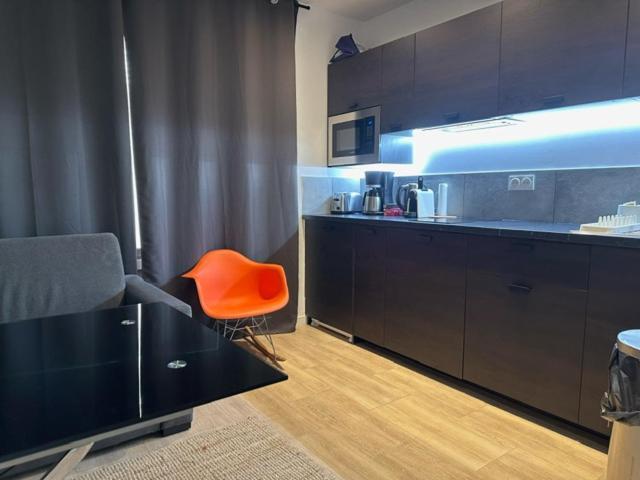 Steps From The Palace, Beach, Center Apartment